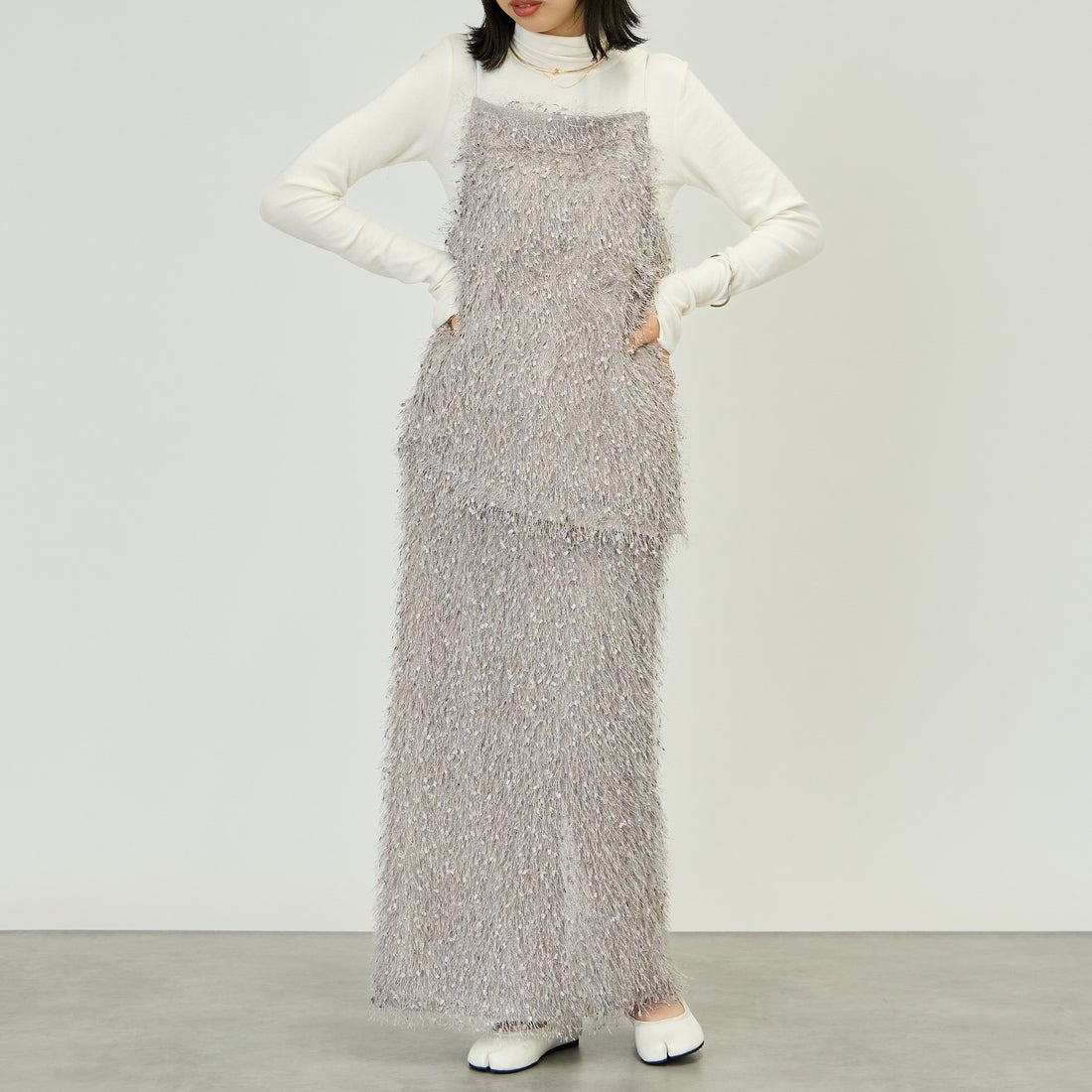 nenom [ネノム] サイドスリット入り アシンメトリーフェザーキャミソール [NE26322023] 05 L.GRAY &&モデル身長：162cm 着用サイズ：F&&