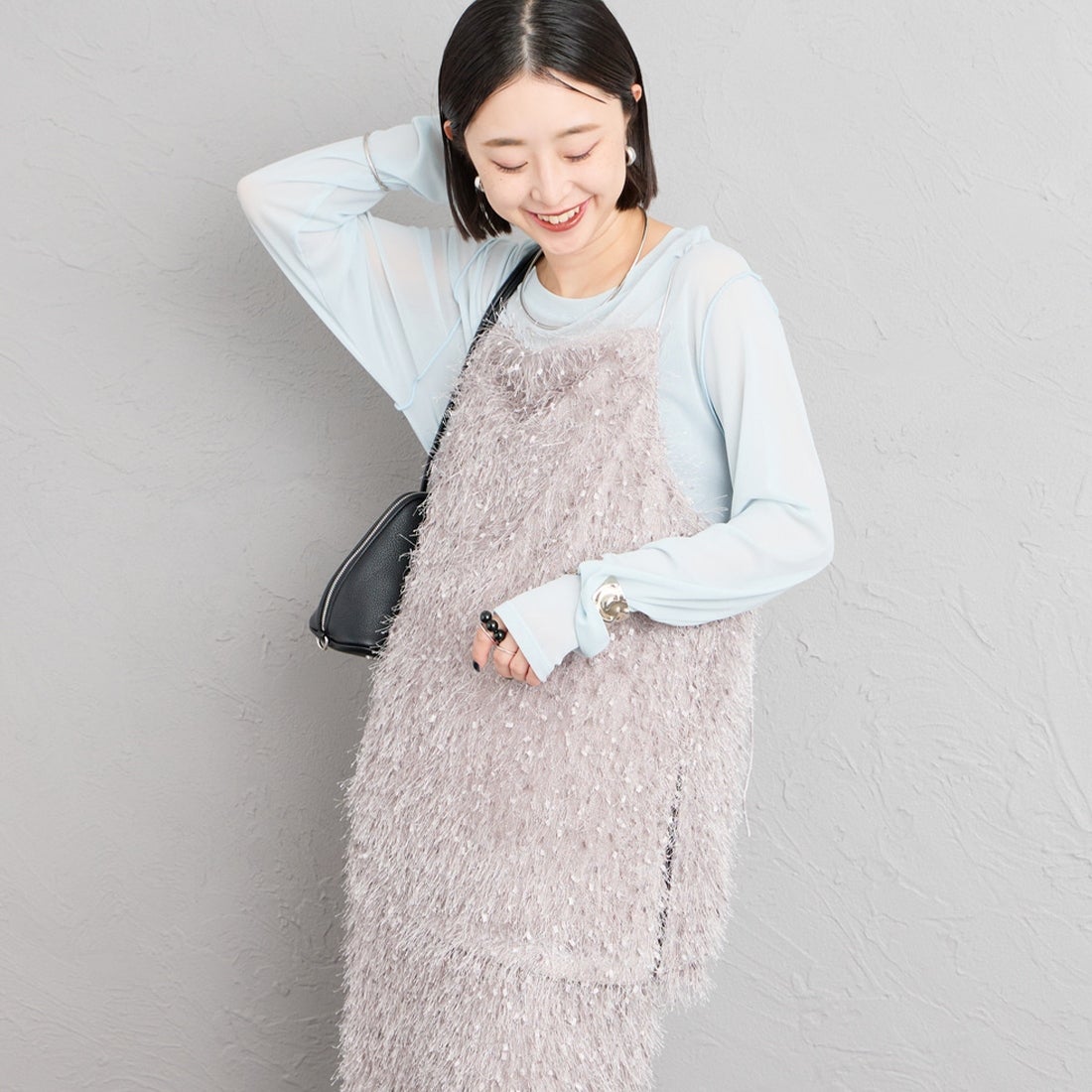 nenom [ネノム] サイドスリット入り アシンメトリーフェザーキャミソール [NE26322023] 05 L.GRAY &&モデル身長：150cm 着用サイズ：F&&