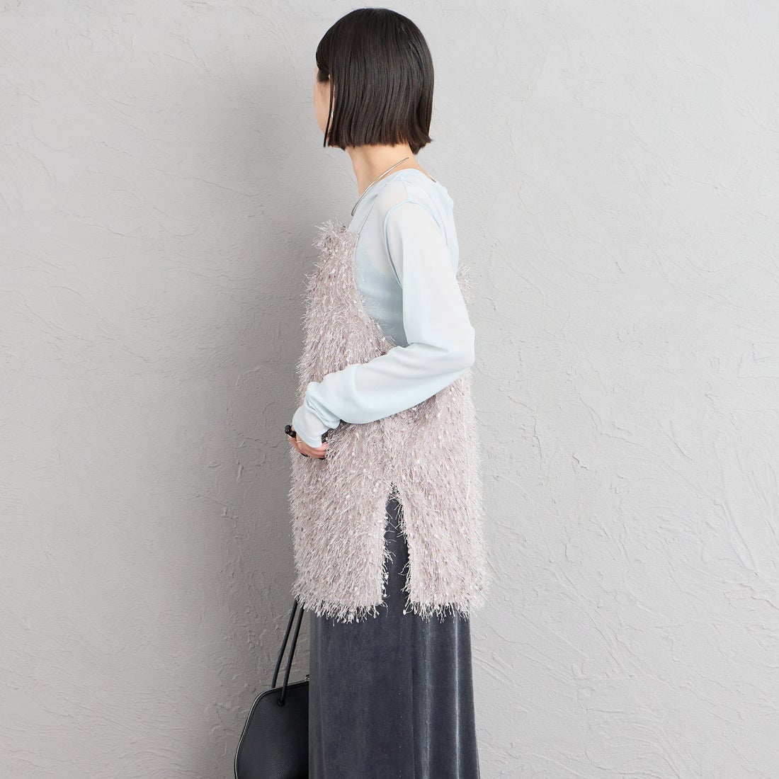 nenom [ネノム] サイドスリット入り アシンメトリーフェザーキャミソール [NE26322023] 05 L.GRAY &&モデル身長：150cm 着用サイズ：F&&