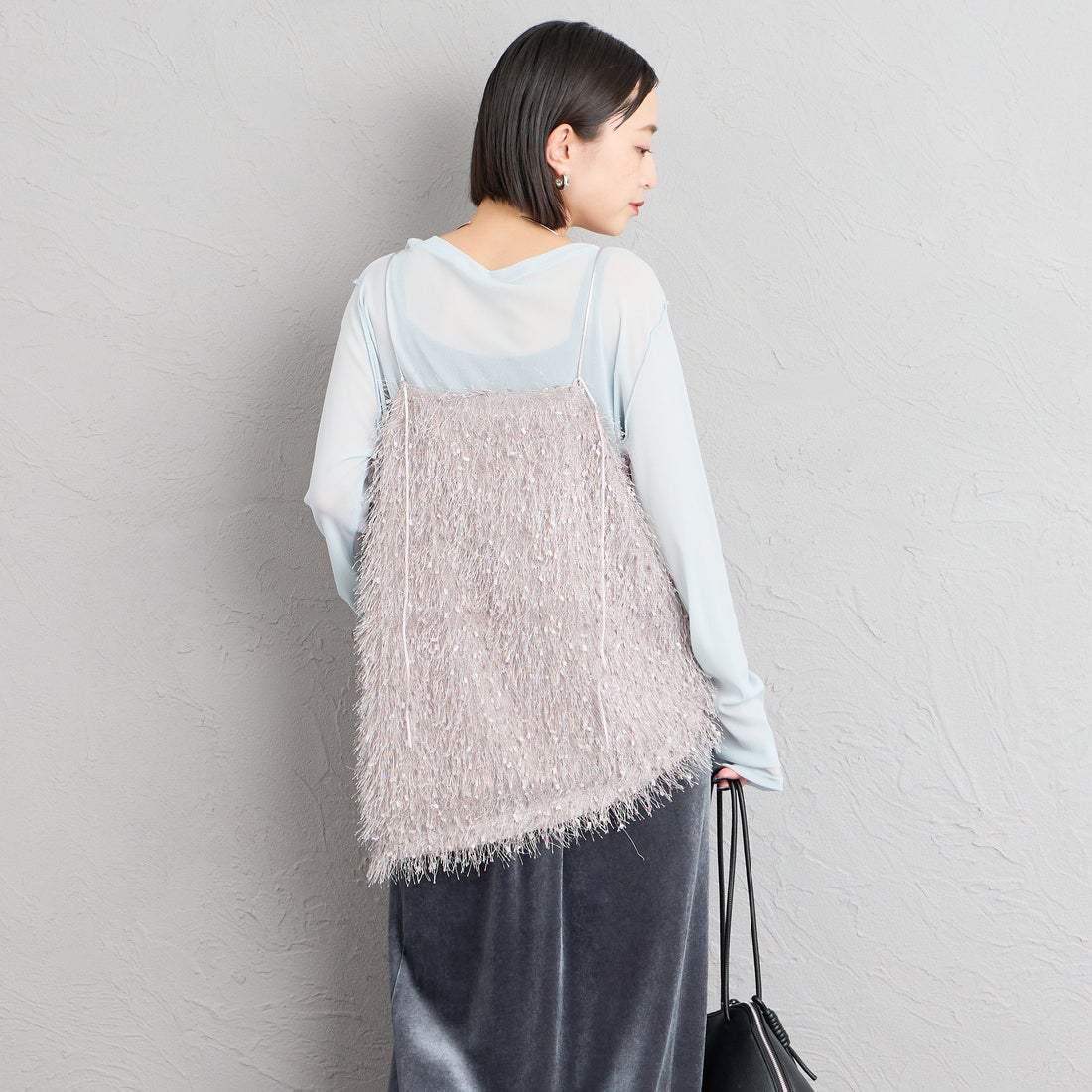 nenom [ネノム] サイドスリット入り アシンメトリーフェザーキャミソール [NE26322023] 05 L.GRAY &&モデル身長：150cm 着用サイズ：F&&