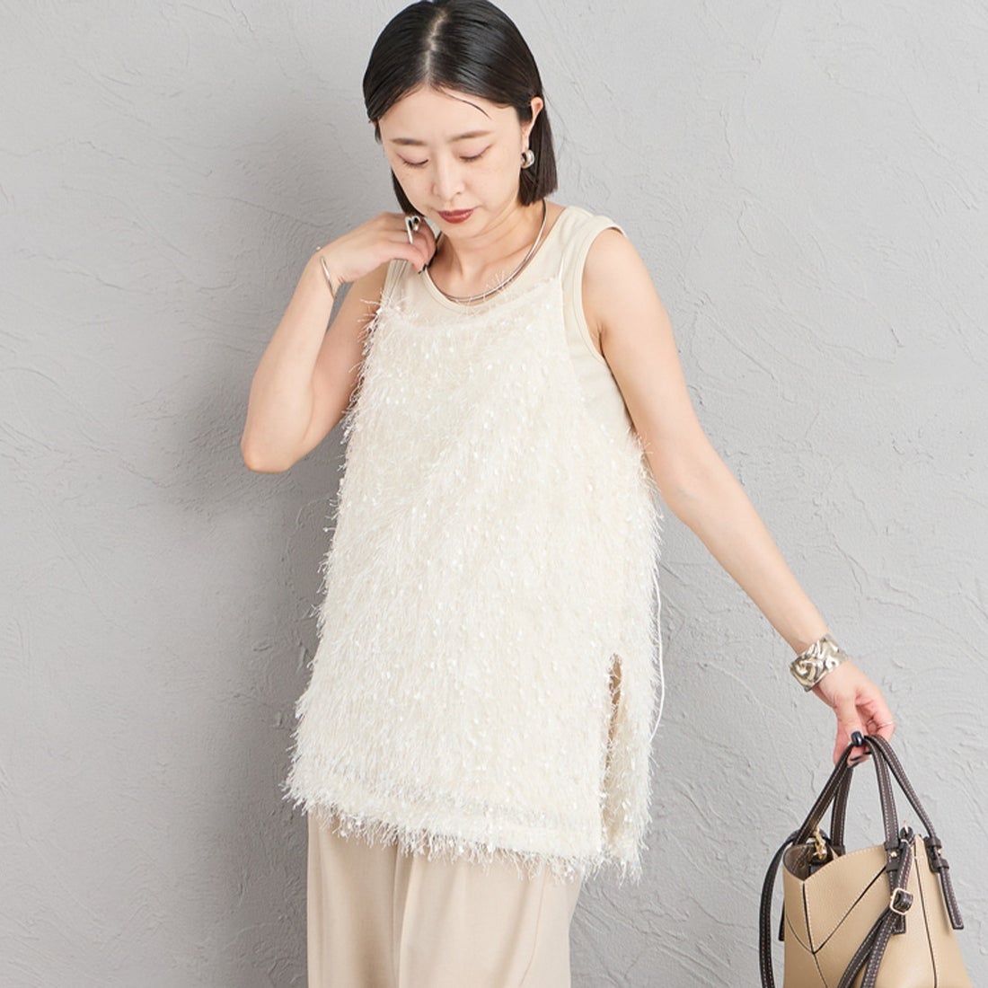 nenom [ネノム] サイドスリット入り アシンメトリーフェザーキャミソール [NE26322023] 02 OFF &&モデル身長：150cm 着用サイズ：F&&