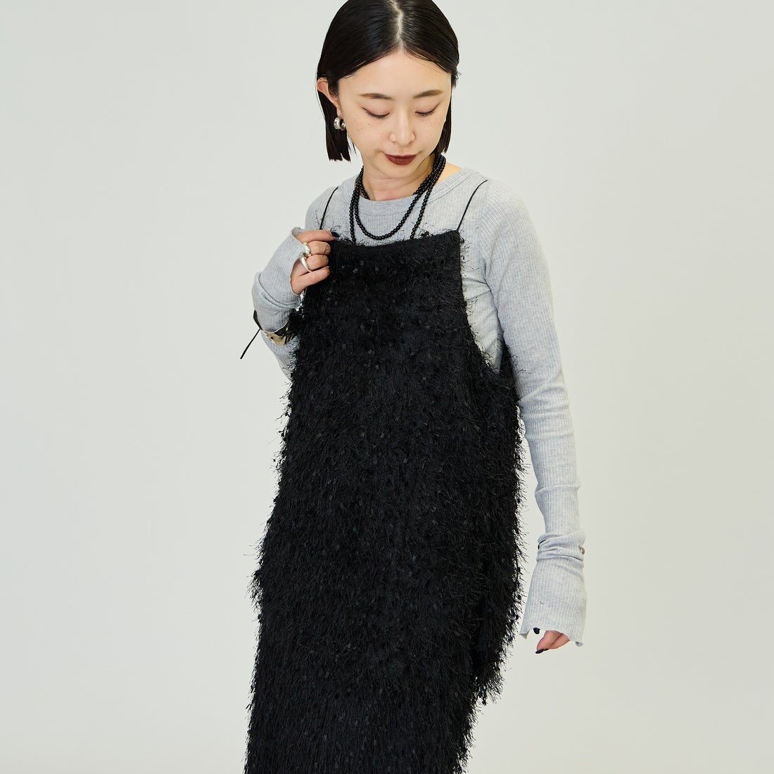 nenom [ネノム] サイドスリット入り アシンメトリーフェザーキャミソール [NE26322023] 09 BLACK &&モデル身長：150cm 着用サイズ：F&&