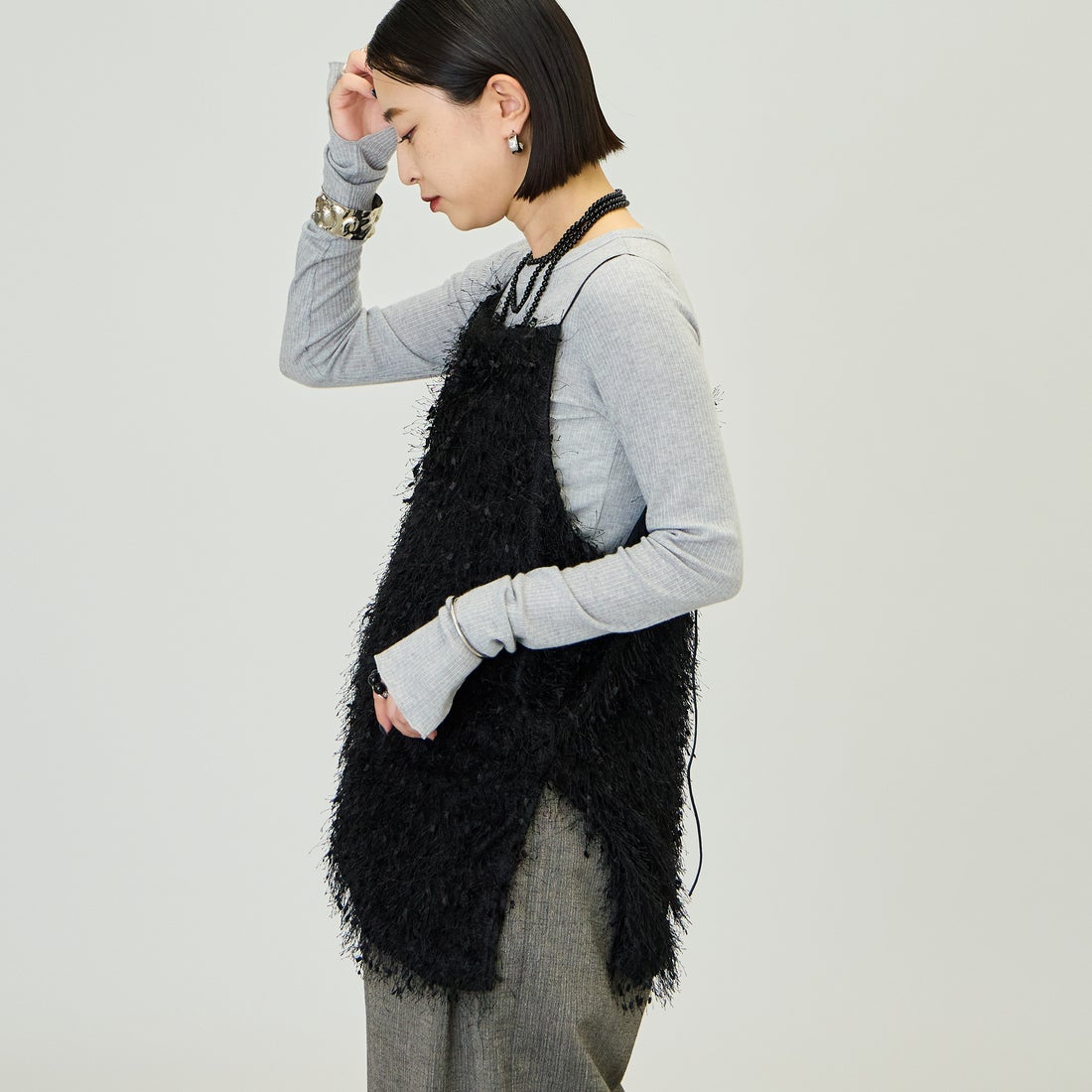 nenom [ネノム] サイドスリット入り アシンメトリーフェザーキャミソール [NE26322023] 09 BLACK &&モデル身長：150cm 着用サイズ：F&&