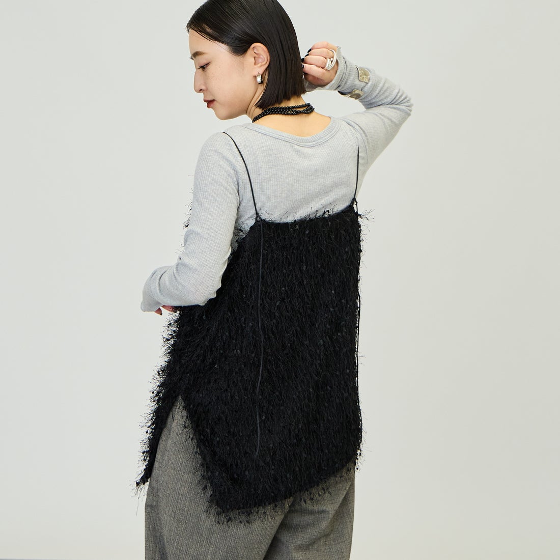 nenom [ネノム] サイドスリット入り アシンメトリーフェザーキャミソール [NE26322023] 09 BLACK &&モデル身長：150cm 着用サイズ：F&&