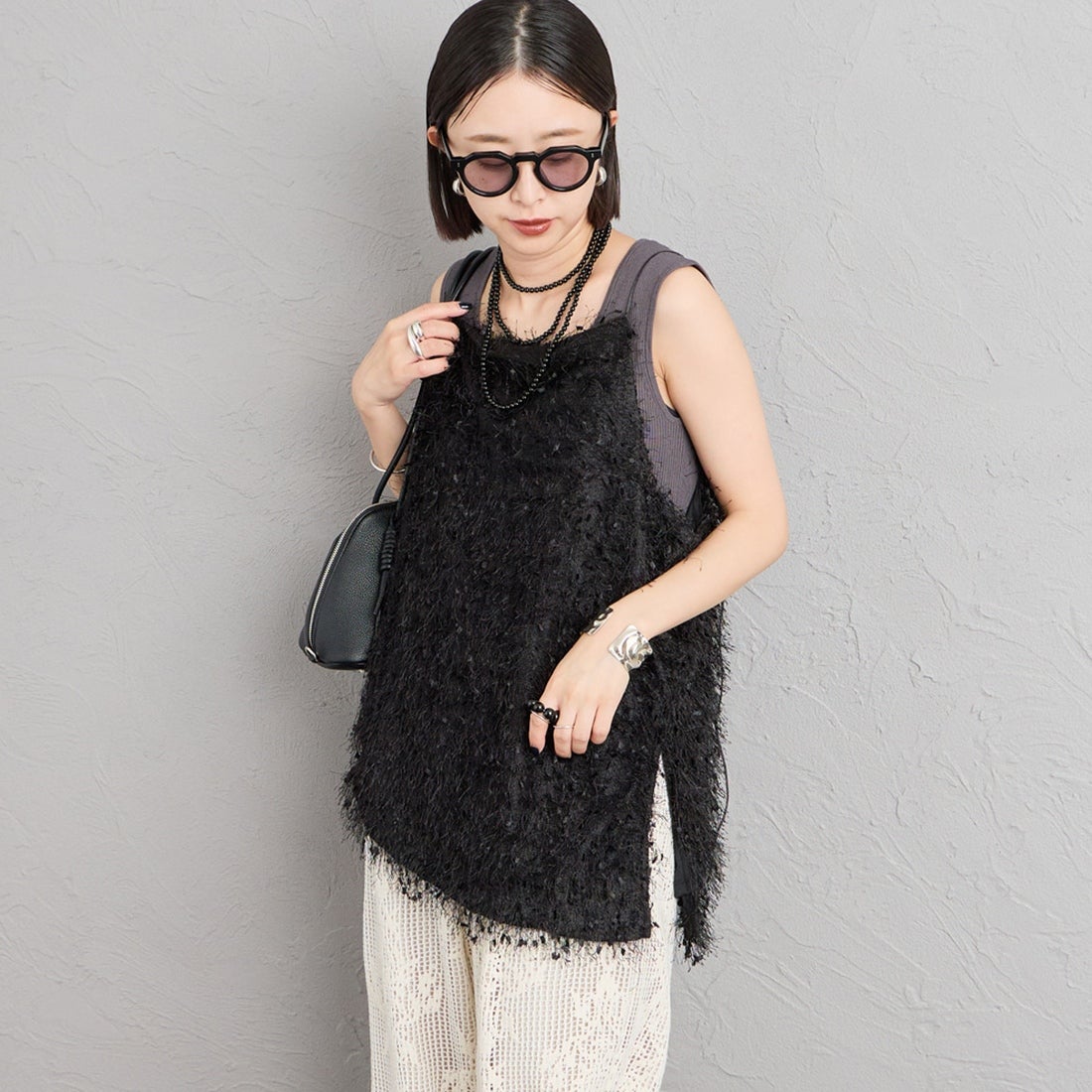 nenom [ネノム] サイドスリット入り アシンメトリーフェザーキャミソール [NE26322023] 09 BLACK &&モデル身長：150cm 着用サイズ：F&&