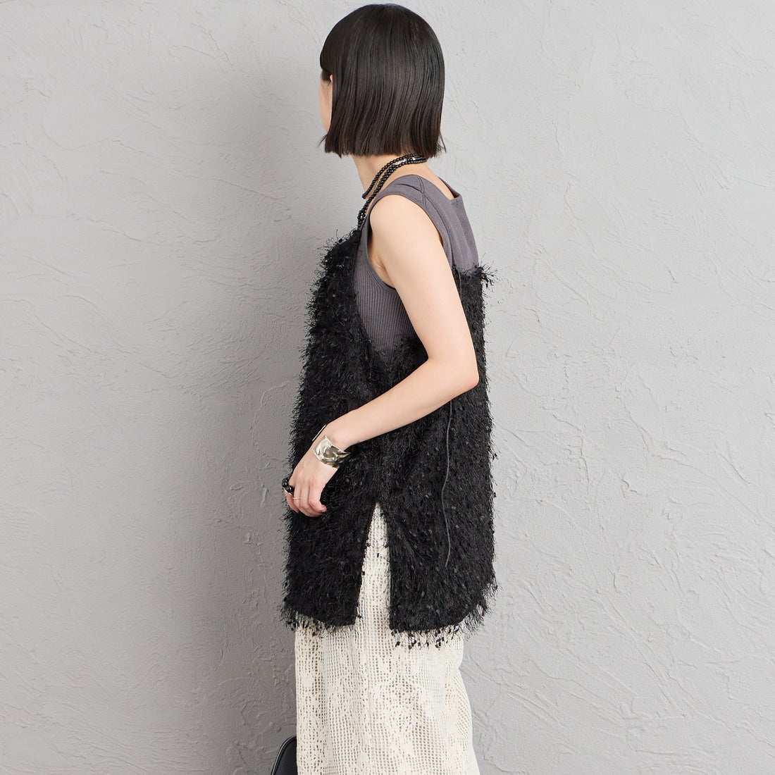 nenom [ネノム] サイドスリット入り アシンメトリーフェザーキャミソール [NE26322023] 09 BLACK &&モデル身長：150cm 着用サイズ：F&&