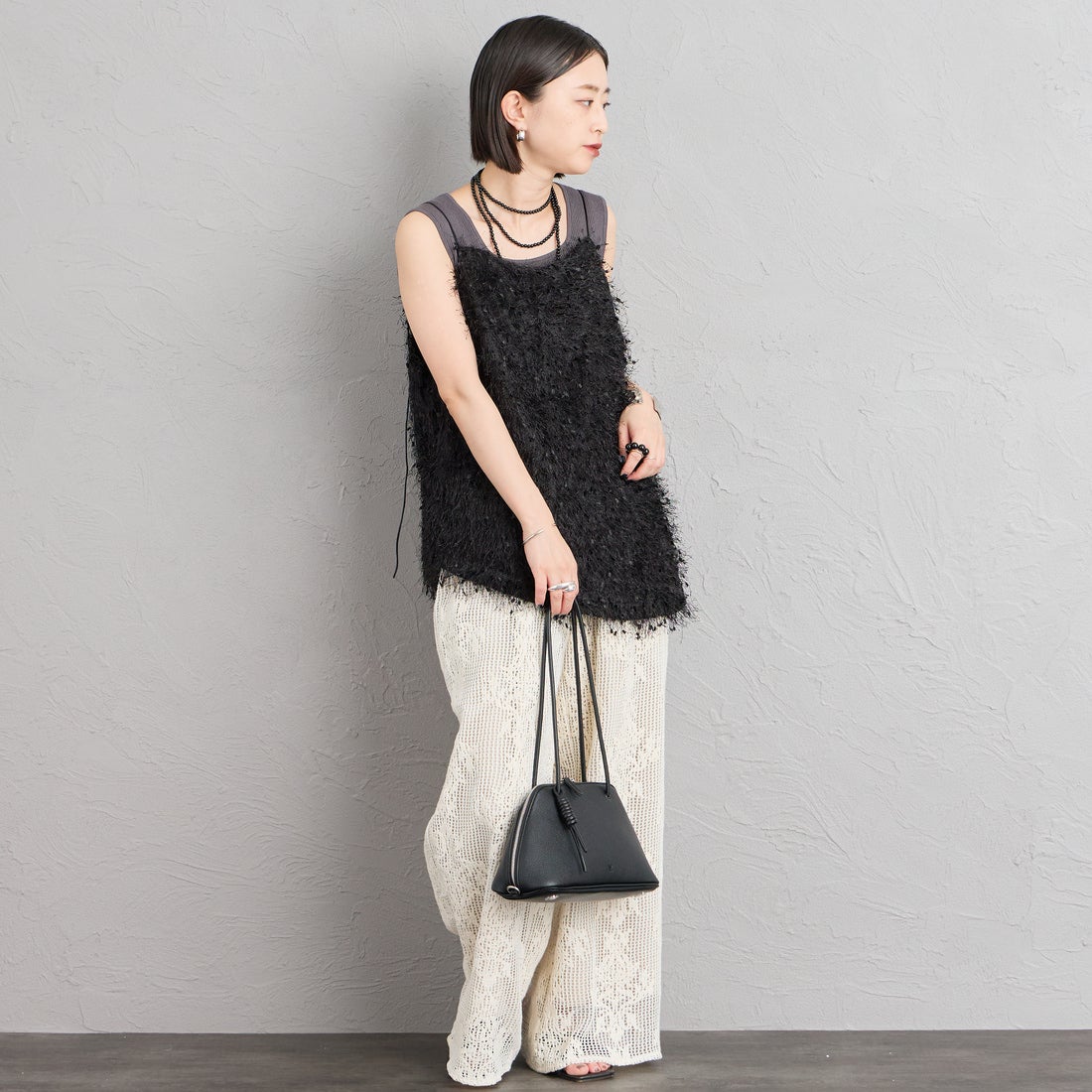 nenom [ネノム] サイドスリット入り アシンメトリーフェザーキャミソール [NE26322023] 09 BLACK &&モデル身長：150cm 着用サイズ：F&&
