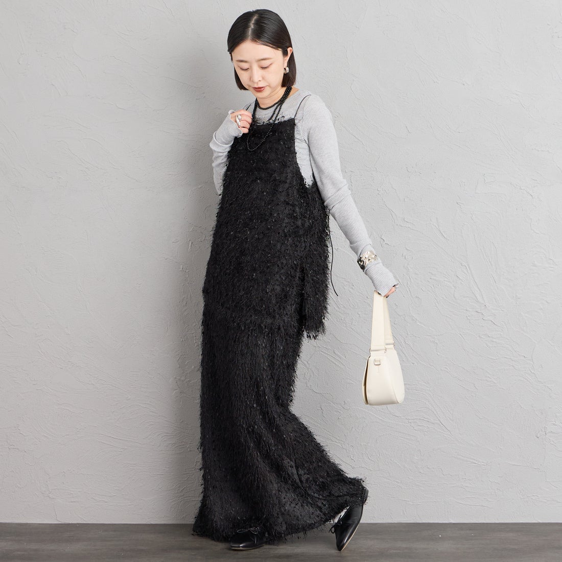 nenom [ネノム] サイドスリット入り アシンメトリーフェザーキャミソール [NE26322023] 09 BLACK &&モデル身長：150cm 着用サイズ：F&&
