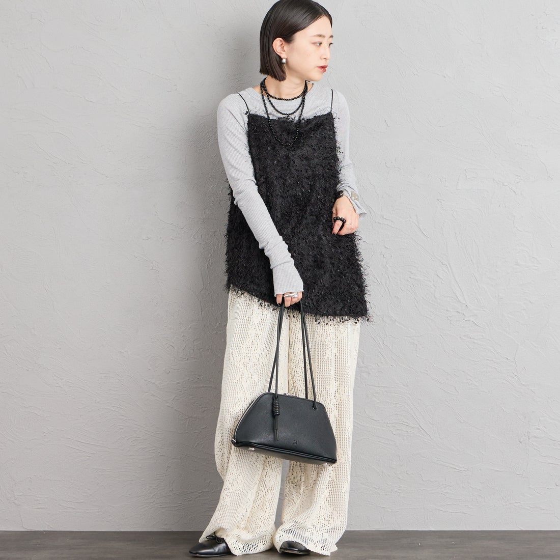 nenom [ネノム] サイドスリット入り アシンメトリーフェザーキャミソール [NE26322023] 09 BLACK &&モデル身長：150cm 着用サイズ：F&&