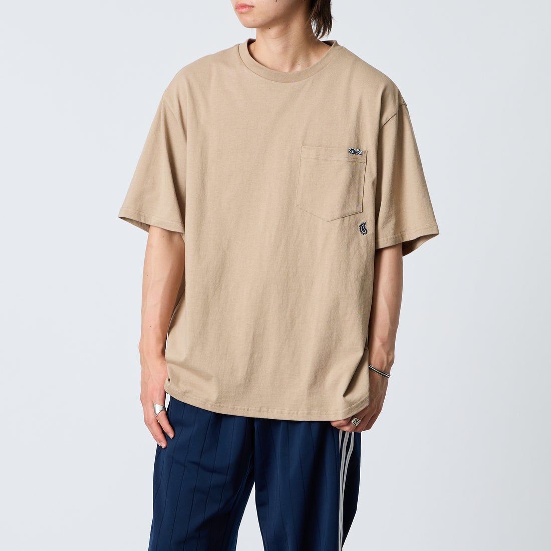ELEPHANT [エレファント] 別注 バックロゴ刺繍Tシャツ [26PK-C003-JF] BEIGE &&モデル身長：177cm 着用サイズ：L&&
