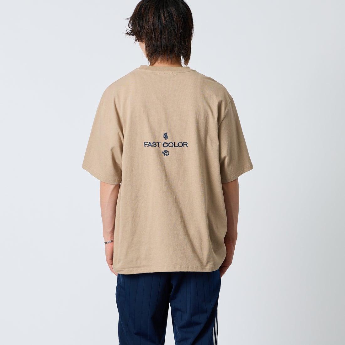 ELEPHANT [エレファント] 別注 バックロゴ刺繍Tシャツ [26PK-C003-JF] BEIGE &&モデル身長：177cm 着用サイズ：L&&