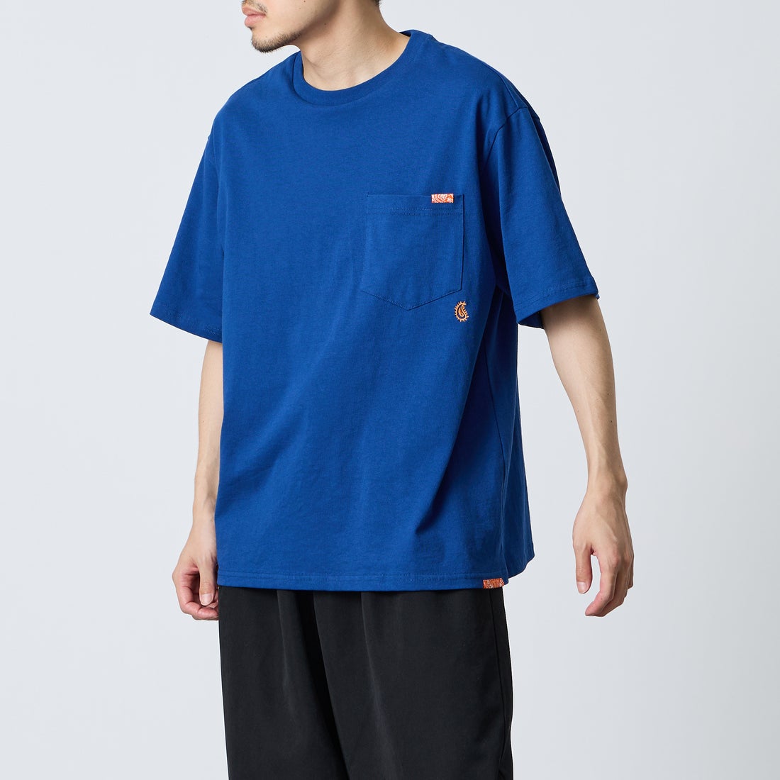 ELEPHANT [エレファント] 別注 バックロゴ刺繍Tシャツ [26PK-C003-JF] NAVY &&モデル身長：168cm 着用サイズ：M&&
