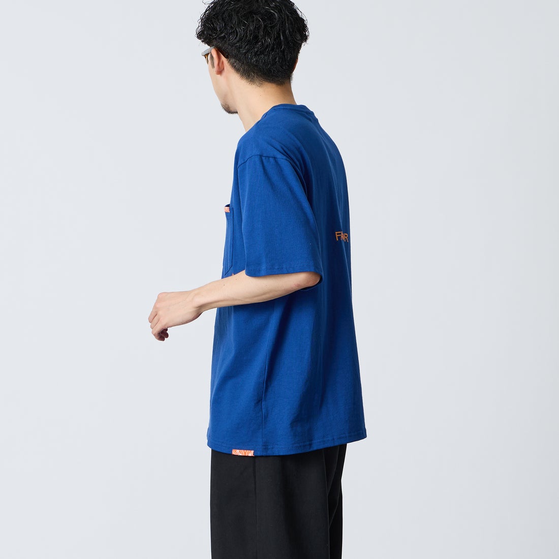 ELEPHANT [エレファント] 別注 バックロゴ刺繍Tシャツ [26PK-C003-JF] NAVY &&モデル身長：168cm 着用サイズ：M&&