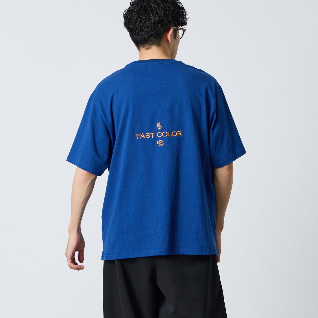 ELEPHANT [エレファント] 別注 バックロゴ刺繍Tシャツ [26PK-C003-JF] NAVY &&モデル身長：168cm 着用サイズ：M&&