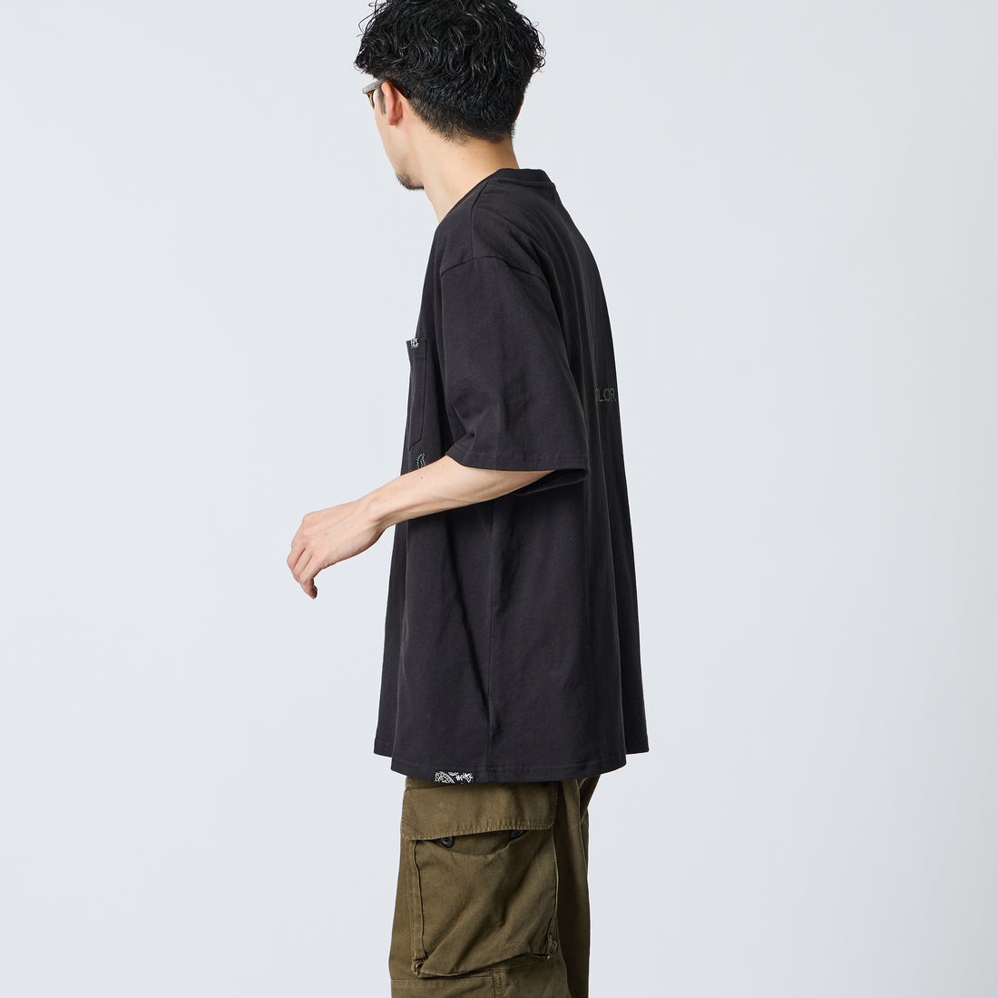 ELEPHANT [エレファント] 別注 バックロゴ刺繍Tシャツ [26PK-C003-JF] BLACK &&モデル身長：168cm 着用サイズ：L&&