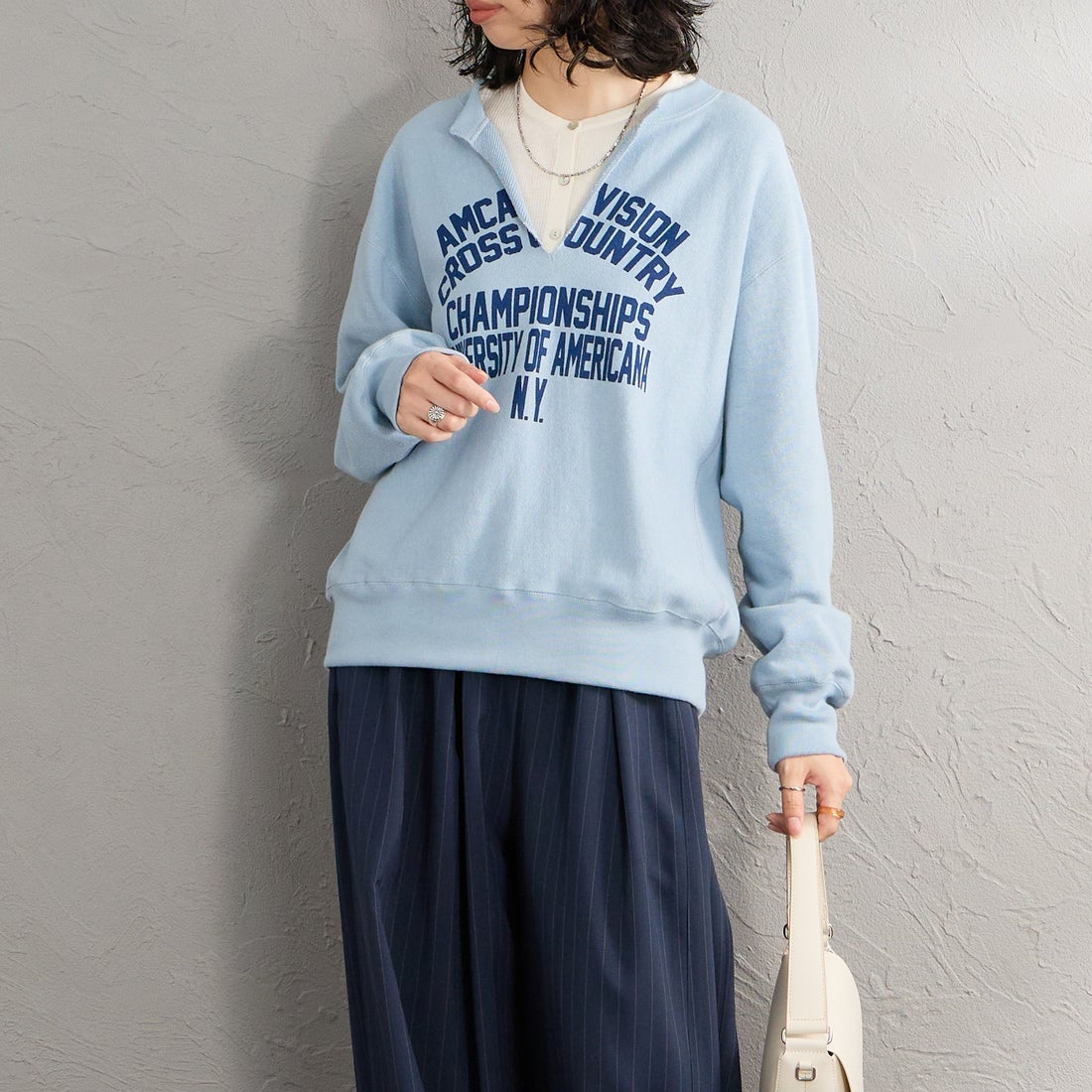 Americana × JEANS FACTORY [アメリカーナ × ジーンズファクトリー] 別注 リメイク風キーネック カレッジロゴスウェット [ASO-898-1-JF] ﾌﾞﾙｰｸﾞﾚｰ &&モデル身長：162cm 着用サイズ：ONE SIZE&&