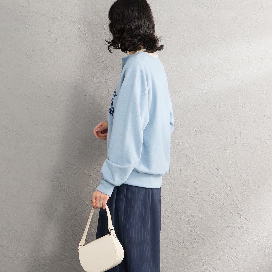 Americana × JEANS FACTORY [アメリカーナ × ジーンズファクトリー] 別注 リメイク風キーネック カレッジロゴスウェット [ASO-898-1-JF] ﾌﾞﾙｰｸﾞﾚｰ &&モデル身長：162cm 着用サイズ：ONE SIZE&&