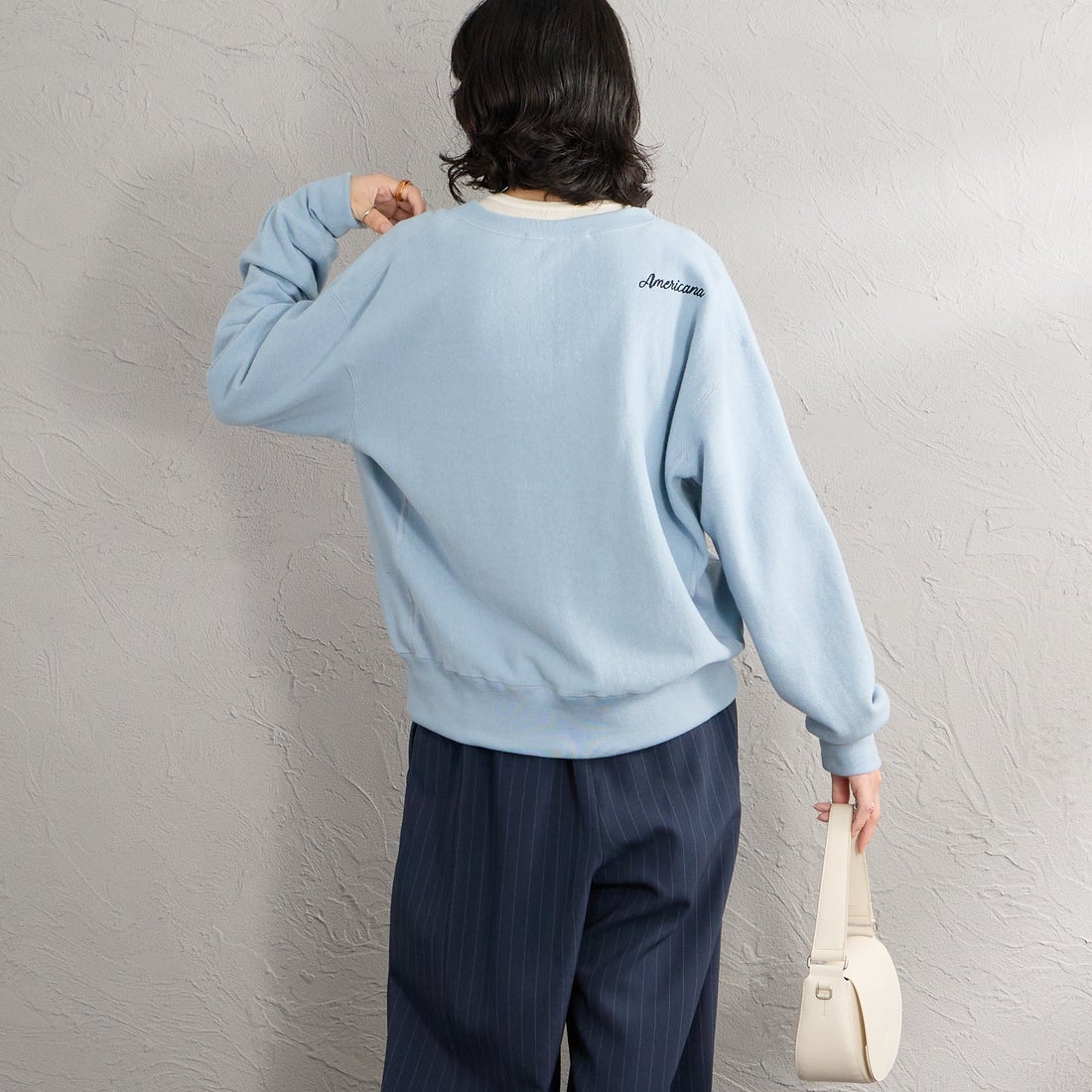 Americana × JEANS FACTORY [アメリカーナ × ジーンズファクトリー] 別注 リメイク風キーネック カレッジロゴスウェット [ASO-898-1-JF] ﾌﾞﾙｰｸﾞﾚｰ &&モデル身長：162cm 着用サイズ：ONE SIZE&&