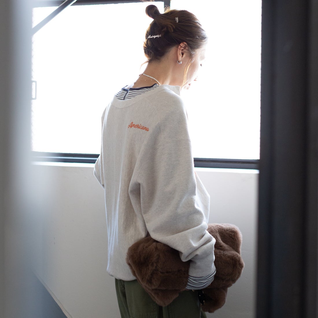 Americana × JEANS FACTORY [アメリカーナ × ジーンズファクトリー] 別注 リメイク風キーネック カレッジロゴスウェット [ASO-898-1-JF] ｵｰﾄﾐｰﾙ &&モデル身長：153cm 着用サイズ：ONE SIZE&&