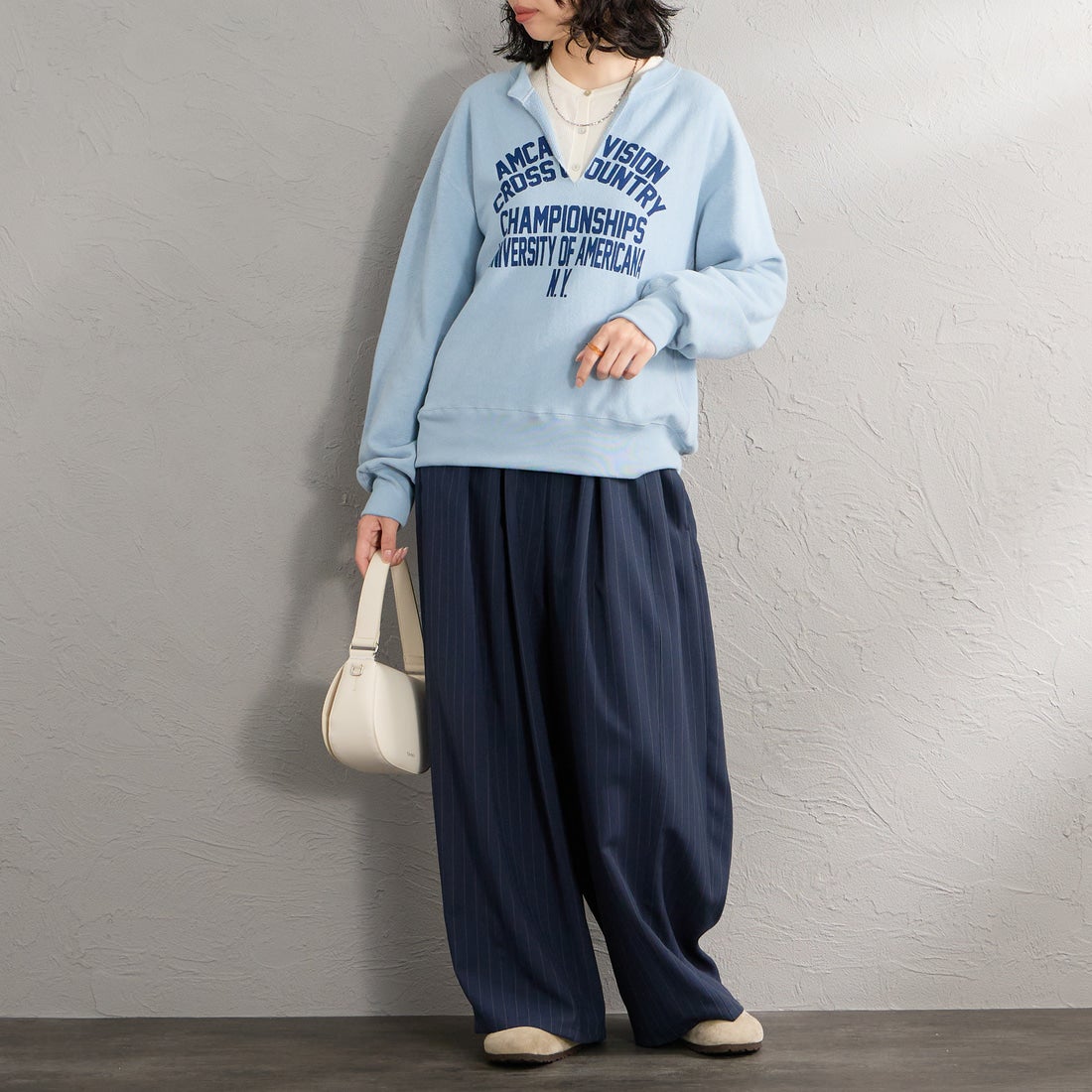 Americana × JEANS FACTORY [アメリカーナ × ジーンズファクトリー] 別注 リメイク風キーネック カレッジロゴスウェット [ASO-898-1-JF] ﾌﾞﾙｰｸﾞﾚｰ &&モデル身長：162cm 着用サイズ：ONE SIZE&&