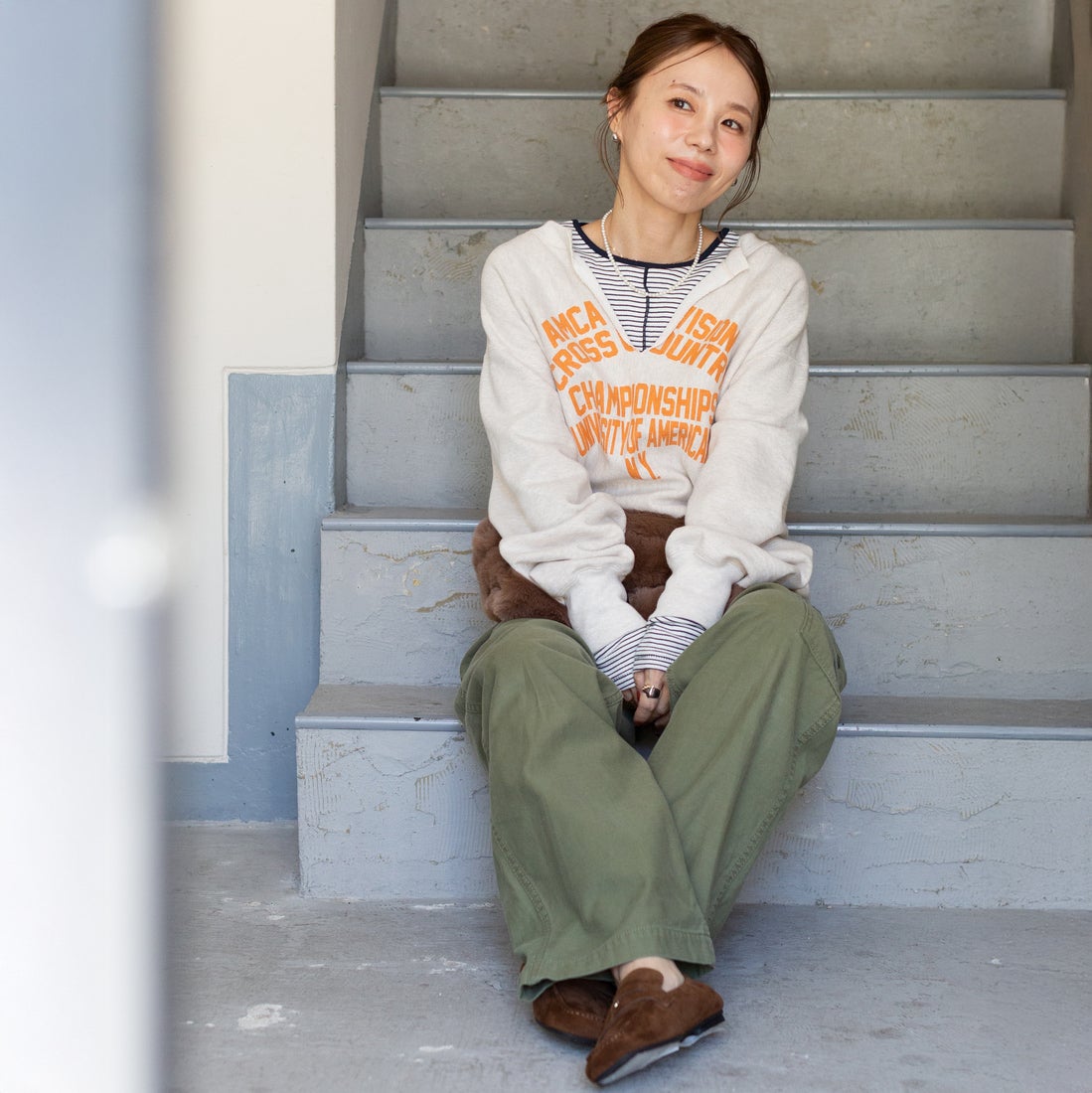 Americana × JEANS FACTORY [アメリカーナ × ジーンズファクトリー] 別注 リメイク風キーネック カレッジロゴスウェット [ASO-898-1-JF] ｵｰﾄﾐｰﾙ &&モデル身長：153cm 着用サイズ：ONE SIZE&&