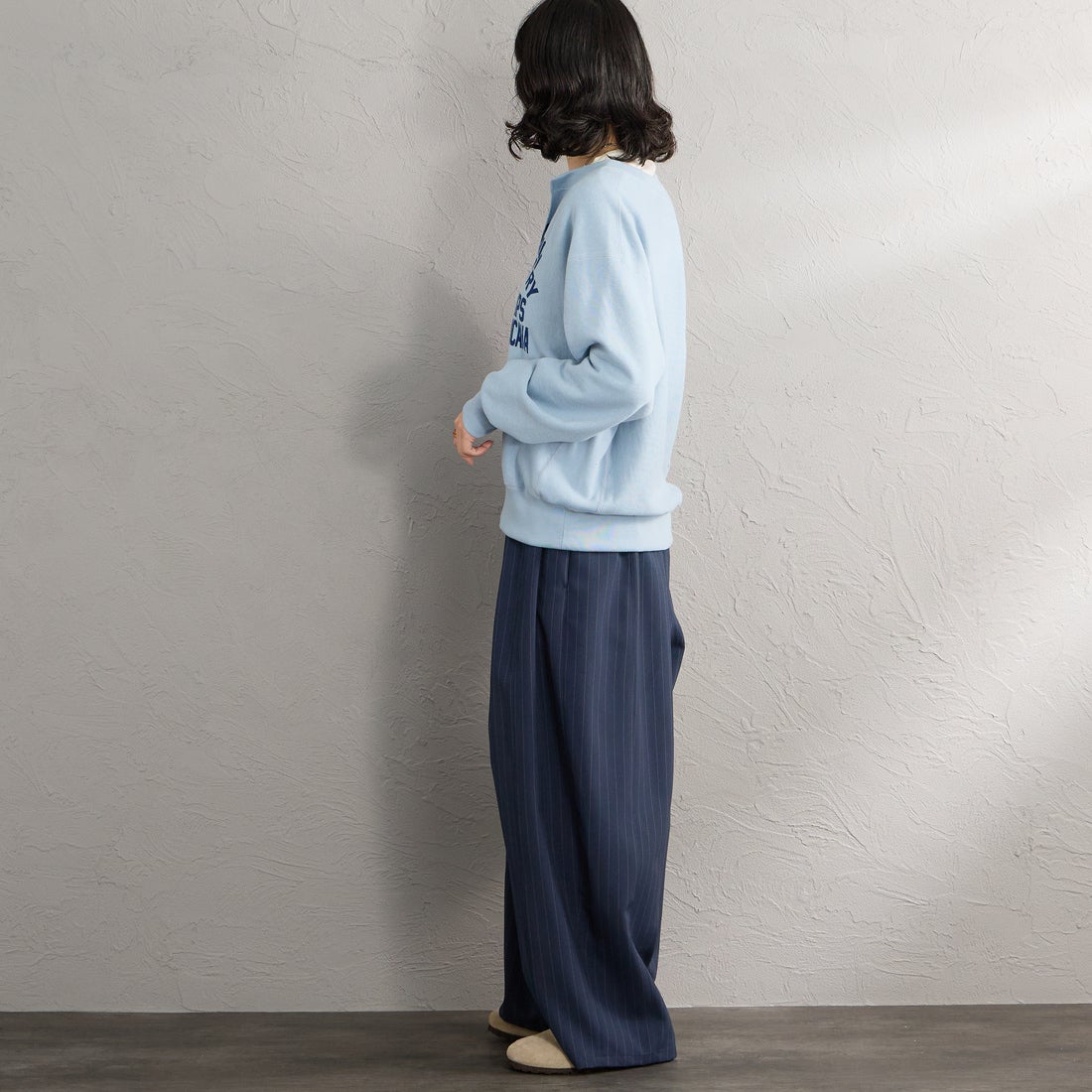 Americana × JEANS FACTORY [アメリカーナ × ジーンズファクトリー] 別注 リメイク風キーネック カレッジロゴスウェット [ASO-898-1-JF] ﾌﾞﾙｰｸﾞﾚｰ &&モデル身長：162cm 着用サイズ：ONE SIZE&&