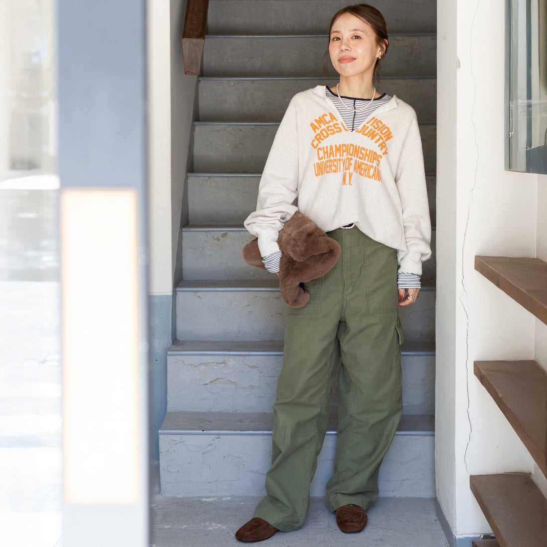 Americana × JEANS FACTORY [アメリカーナ × ジーンズファクトリー] 別注 リメイク風キーネック カレッジロゴスウェット [ASO-898-1-JF] ｵｰﾄﾐｰﾙ &&モデル身長：153cm 着用サイズ：ONE SIZE&&