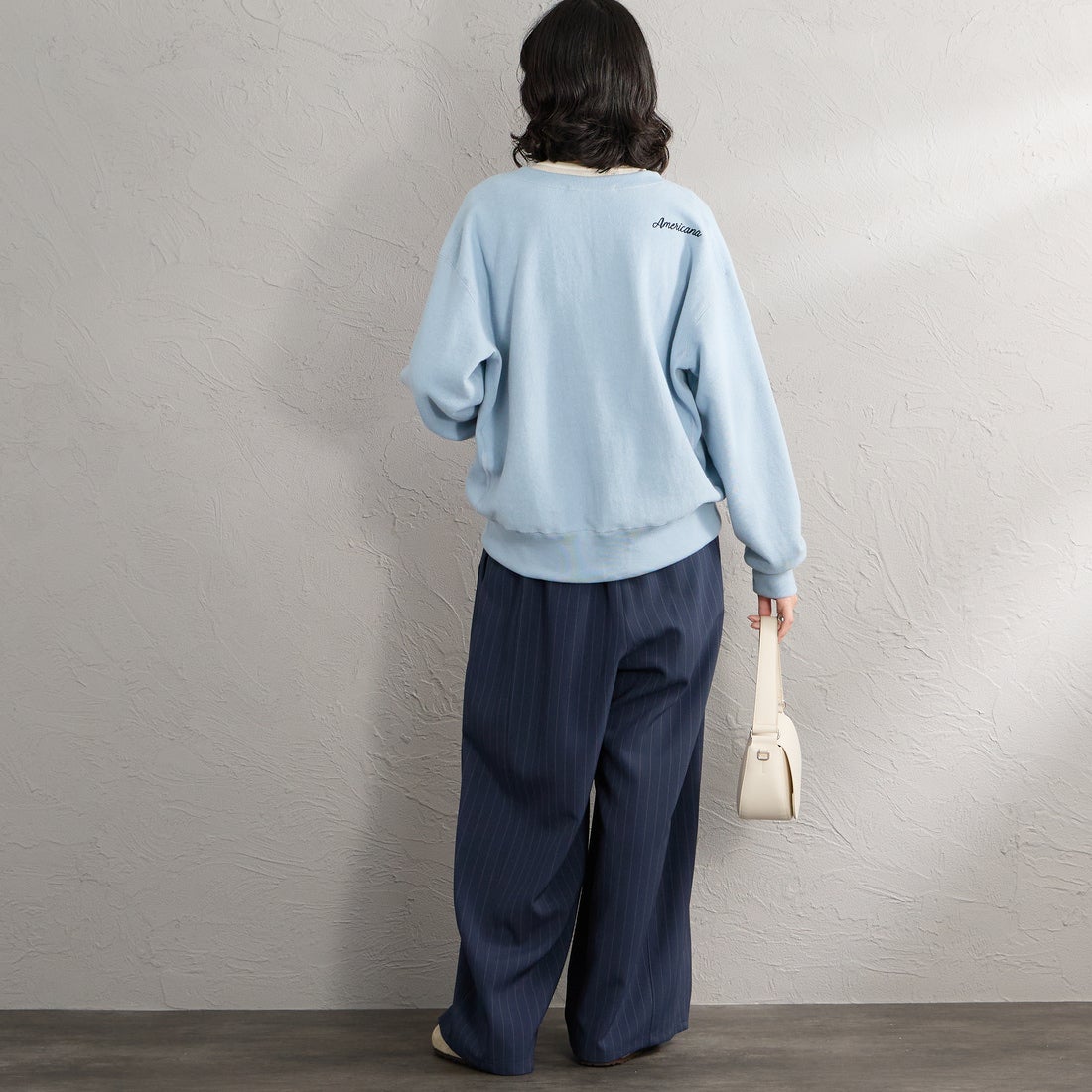 Americana × JEANS FACTORY [アメリカーナ × ジーンズファクトリー] 別注 リメイク風キーネック カレッジロゴスウェット [ASO-898-1-JF] ﾌﾞﾙｰｸﾞﾚｰ &&モデル身長：162cm 着用サイズ：ONE SIZE&&