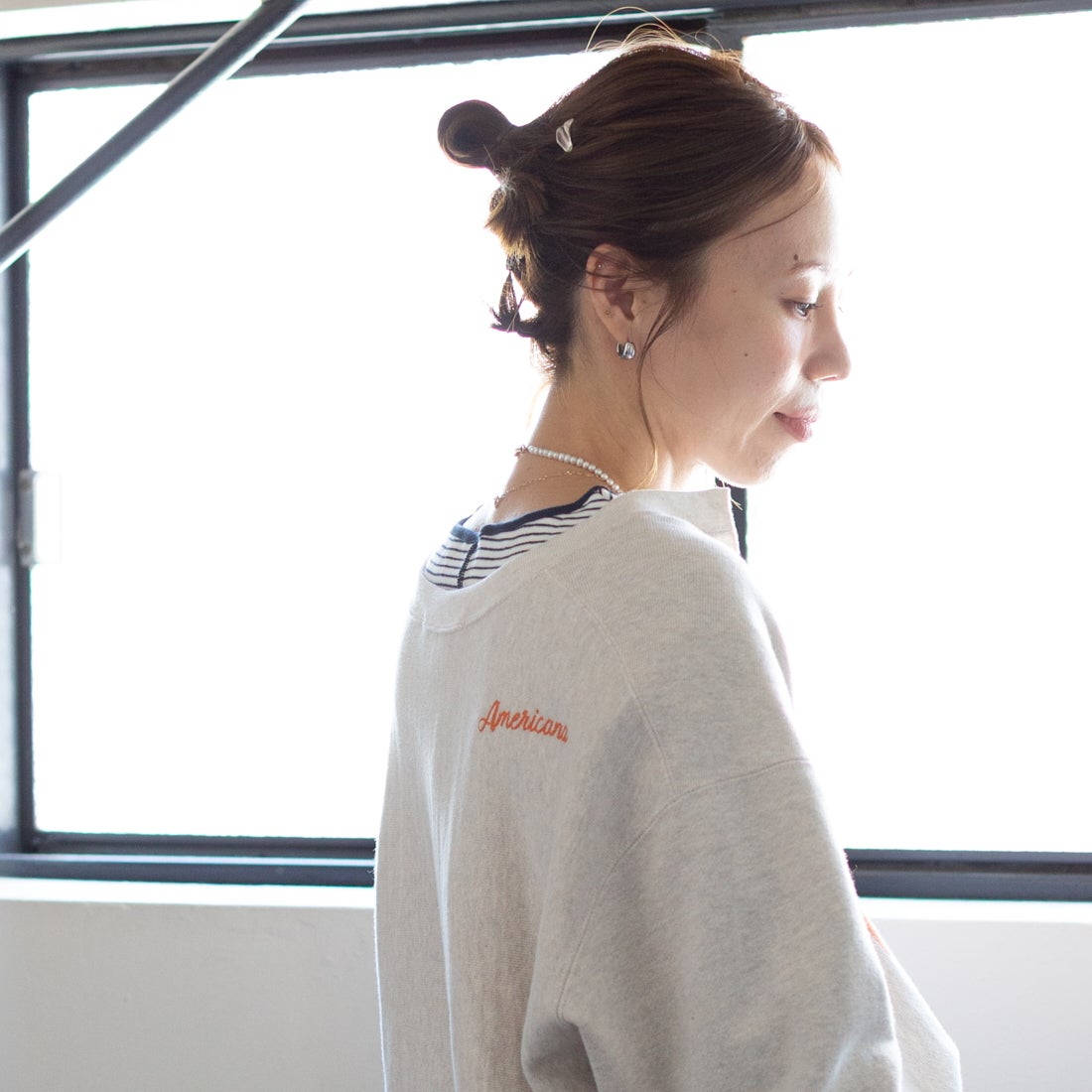 Americana × JEANS FACTORY [アメリカーナ × ジーンズファクトリー] 別注 リメイク風キーネック カレッジロゴスウェット [ASO-898-1-JF] ｵｰﾄﾐｰﾙ &&モデル身長：153cm 着用サイズ：ONE SIZE&&