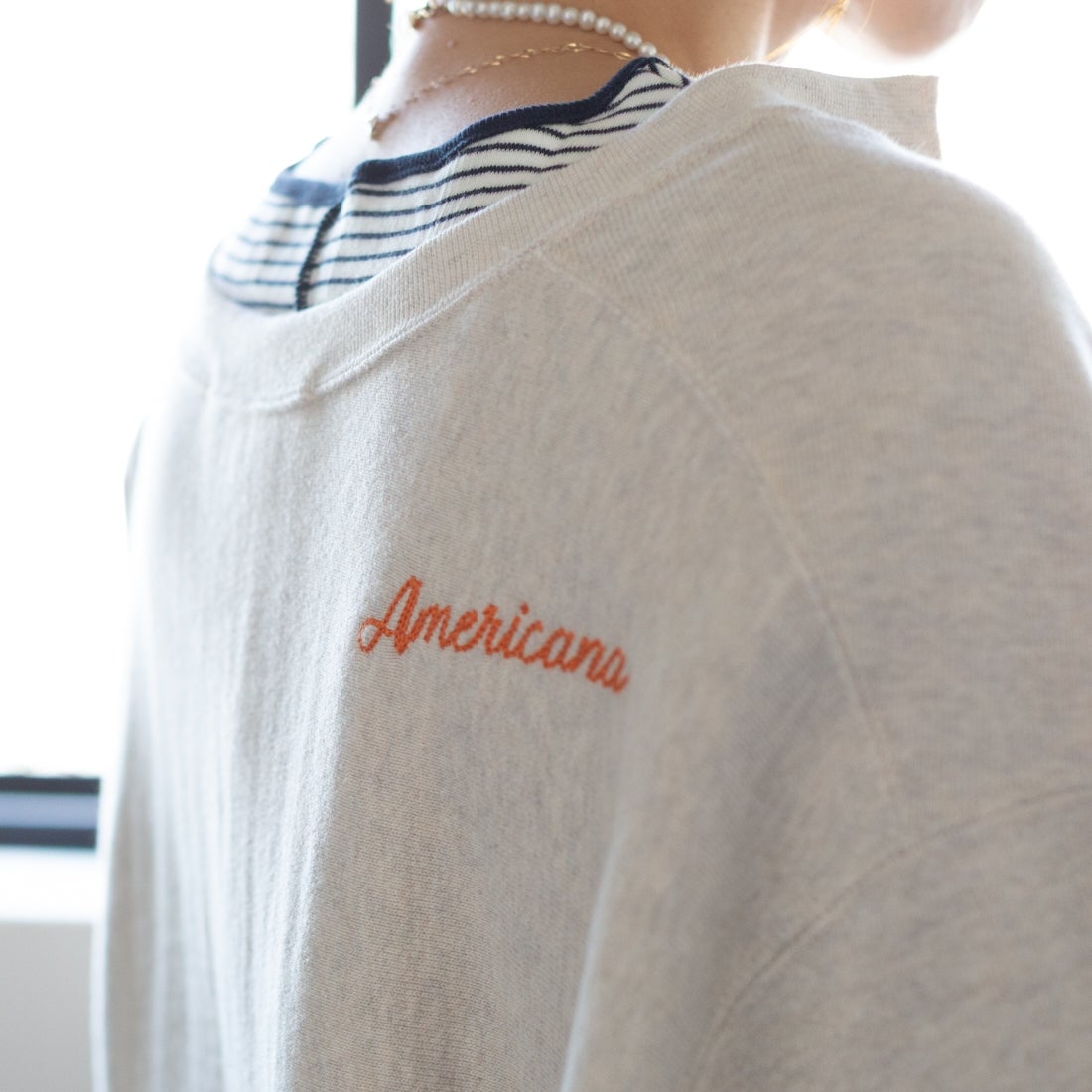 Americana × JEANS FACTORY [アメリカーナ × ジーンズファクトリー] 別注 リメイク風キーネック カレッジロゴスウェット [ASO-898-1-JF] ｵｰﾄﾐｰﾙ &&モデル身長：153cm 着用サイズ：ONE SIZE&&
