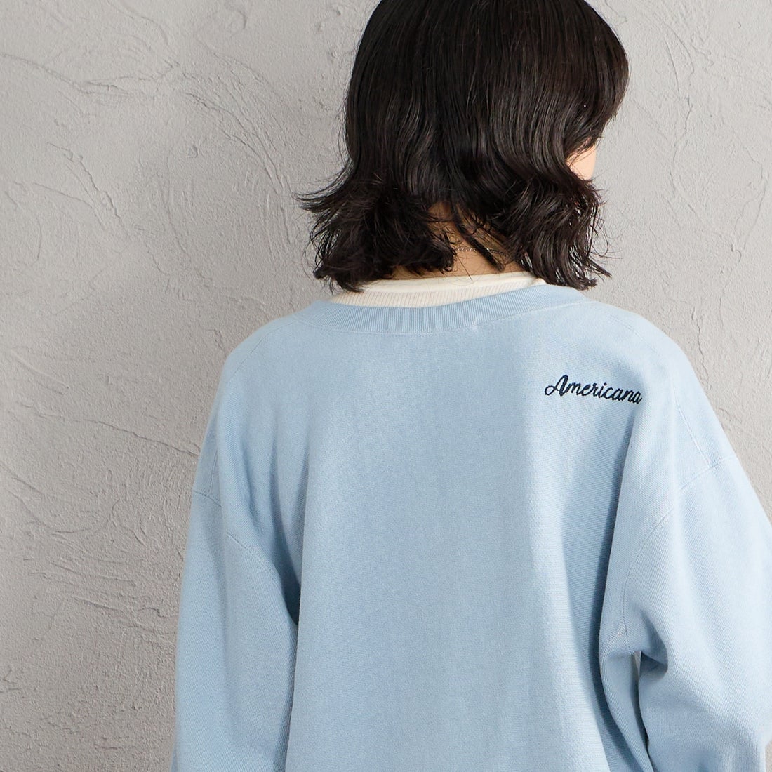 Americana × JEANS FACTORY [アメリカーナ × ジーンズファクトリー] 別注 リメイク風キーネック カレッジロゴスウェット [ASO-898-1-JF] ﾌﾞﾙｰｸﾞﾚｰ &&モデル身長：162cm 着用サイズ：ONE SIZE&&