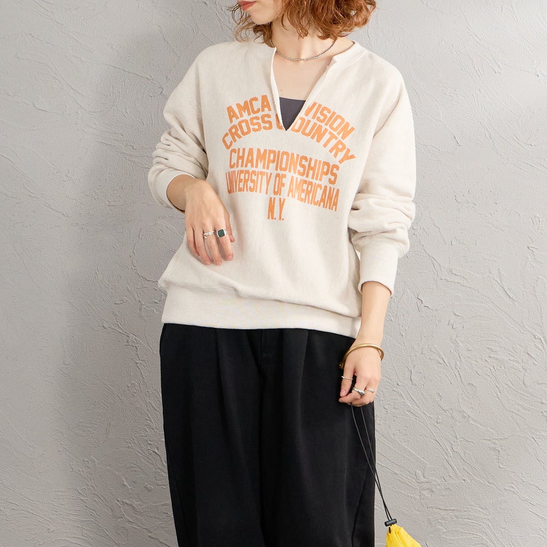 Americana × JEANS FACTORY [アメリカーナ × ジーンズファクトリー] 別注 リメイク風キーネック カレッジロゴスウェット [ASO-898-1-JF] ｵｰﾄﾐｰﾙ &&モデル身長：158cm 着用サイズ：ONE SIZE&&