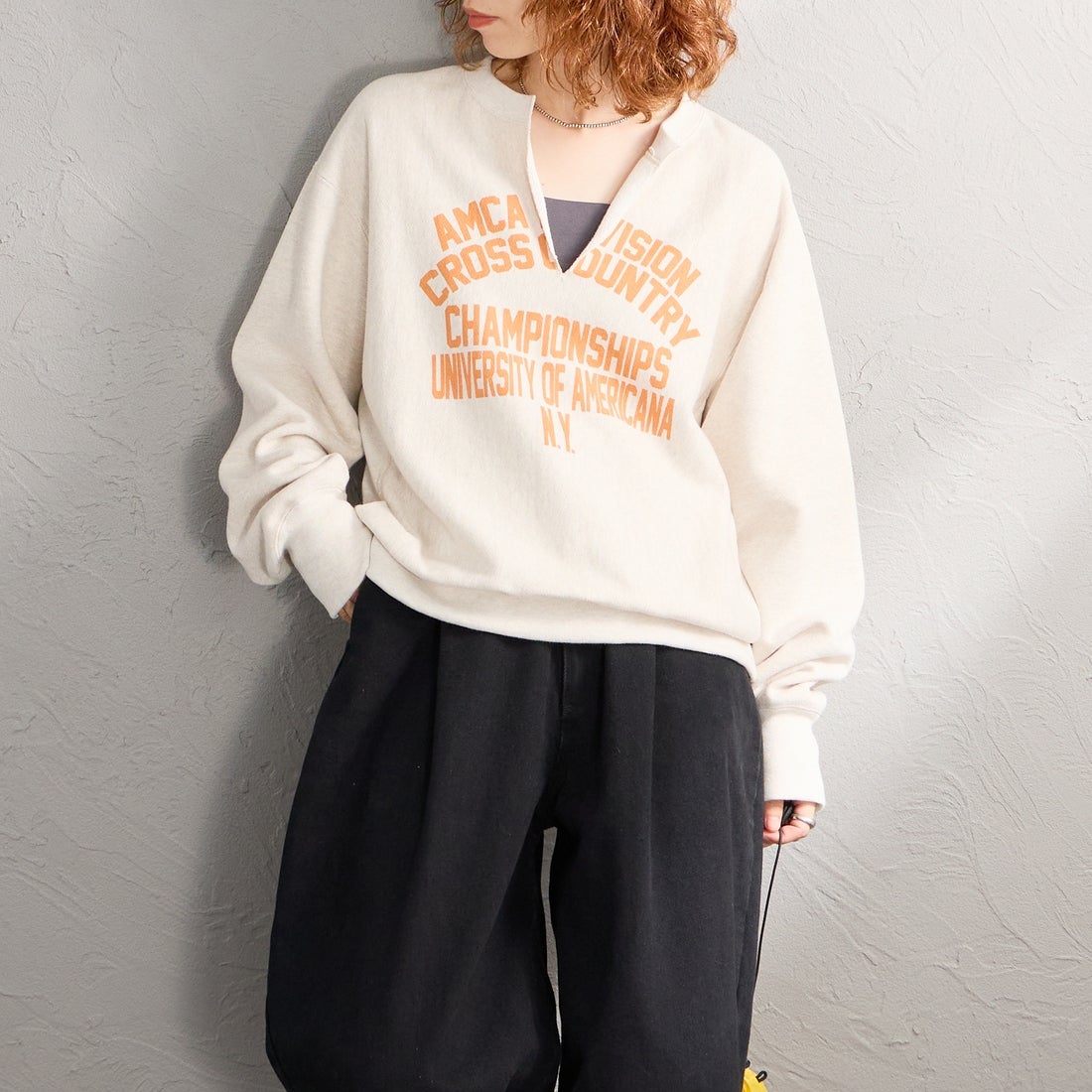Americana × JEANS FACTORY [アメリカーナ × ジーンズファクトリー] 別注 リメイク風キーネック カレッジロゴスウェット [ASO-898-1-JF] ｵｰﾄﾐｰﾙ &&モデル身長：158cm 着用サイズ：ONE SIZE&&
