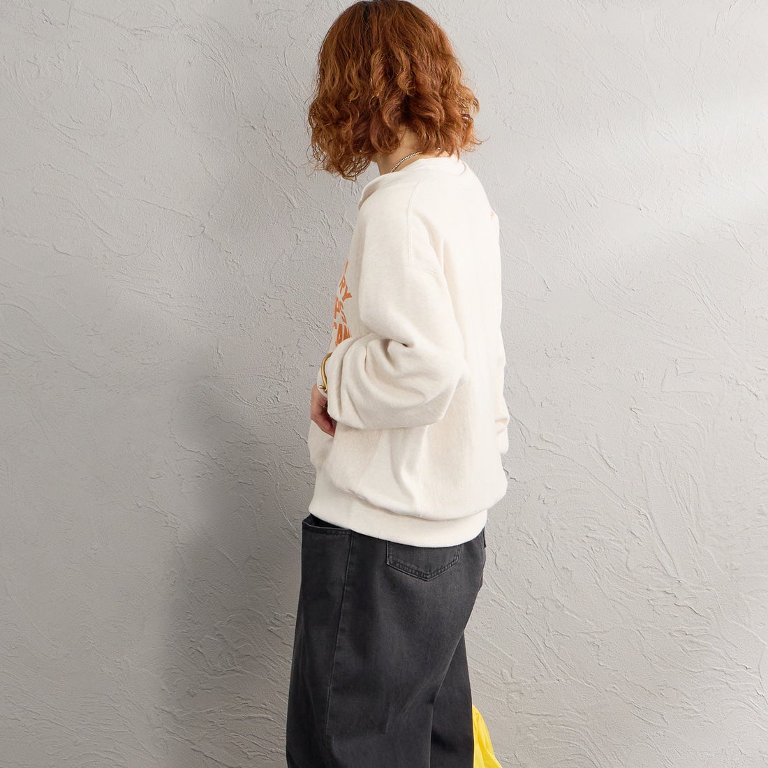 Americana × JEANS FACTORY [アメリカーナ × ジーンズファクトリー] 別注 リメイク風キーネック カレッジロゴスウェット [ASO-898-1-JF] ｵｰﾄﾐｰﾙ &&モデル身長：158cm 着用サイズ：ONE SIZE&&