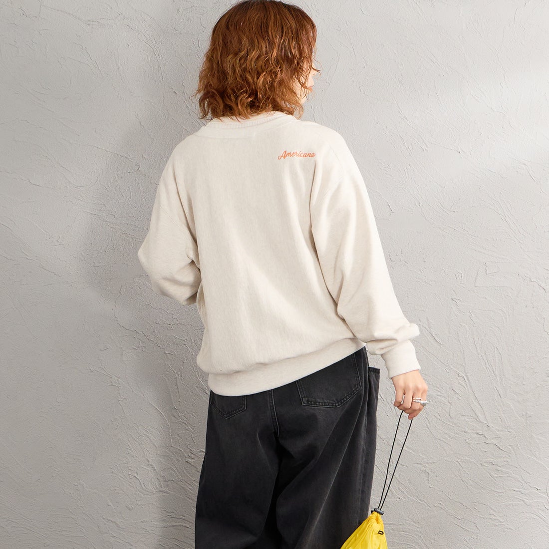 Americana × JEANS FACTORY [アメリカーナ × ジーンズファクトリー] 別注 リメイク風キーネック カレッジロゴスウェット [ASO-898-1-JF] ｵｰﾄﾐｰﾙ &&モデル身長：158cm 着用サイズ：ONE SIZE&&