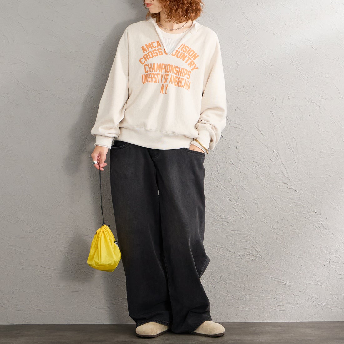 Americana × JEANS FACTORY [アメリカーナ × ジーンズファクトリー] 別注 リメイク風キーネック カレッジロゴスウェット [ASO-898-1-JF] ｵｰﾄﾐｰﾙ &&モデル身長：158cm 着用サイズ：ONE SIZE&&