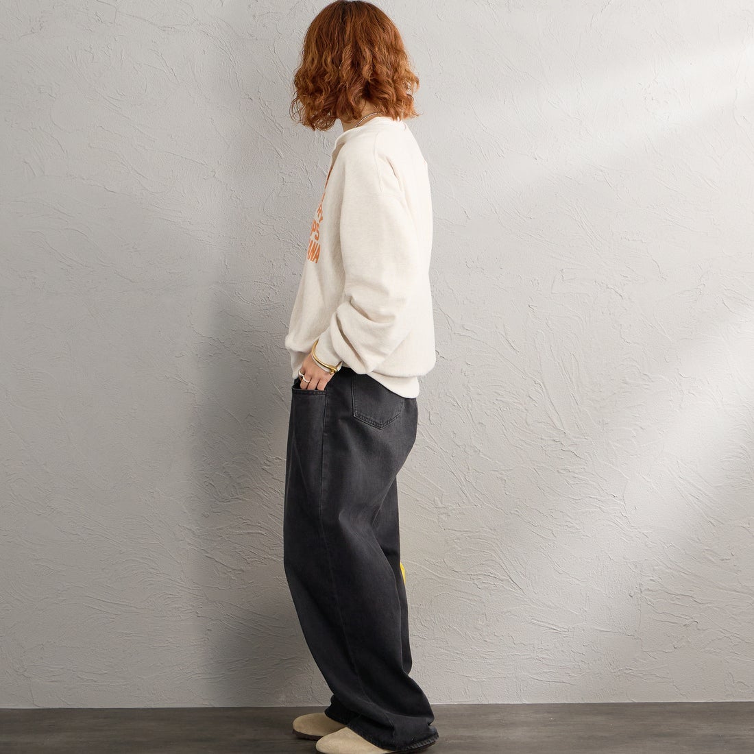 Americana × JEANS FACTORY [アメリカーナ × ジーンズファクトリー] 別注 リメイク風キーネック カレッジロゴスウェット [ASO-898-1-JF] ｵｰﾄﾐｰﾙ &&モデル身長：158cm 着用サイズ：ONE SIZE&&
