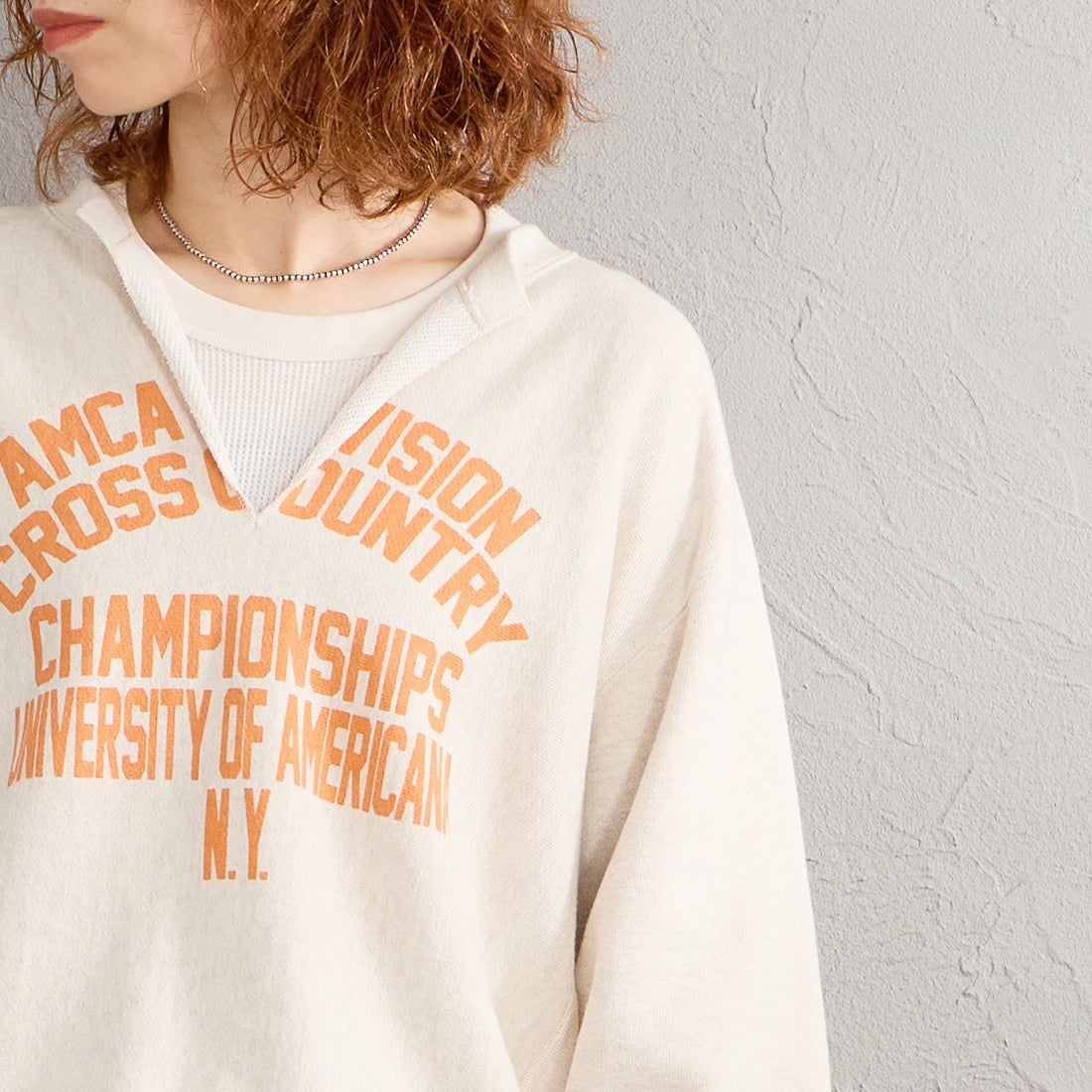 Americana × JEANS FACTORY [アメリカーナ × ジーンズファクトリー] 別注 リメイク風キーネック カレッジロゴスウェット [ASO-898-1-JF] ｵｰﾄﾐｰﾙ &&モデル身長：158cm 着用サイズ：ONE SIZE&&