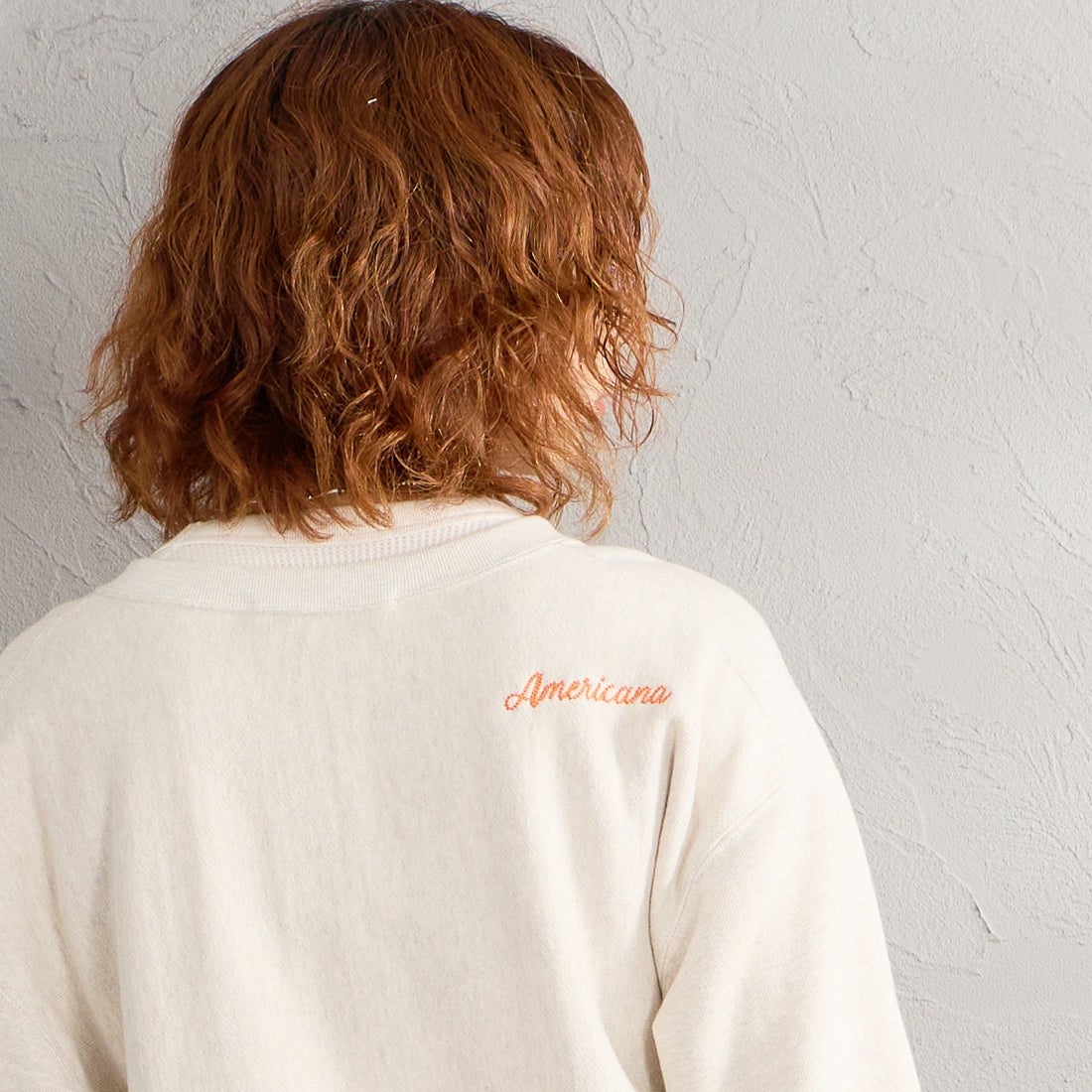 Americana × JEANS FACTORY [アメリカーナ × ジーンズファクトリー] 別注 リメイク風キーネック カレッジロゴスウェット [ASO-898-1-JF] ｵｰﾄﾐｰﾙ &&モデル身長：158cm 着用サイズ：ONE SIZE&&