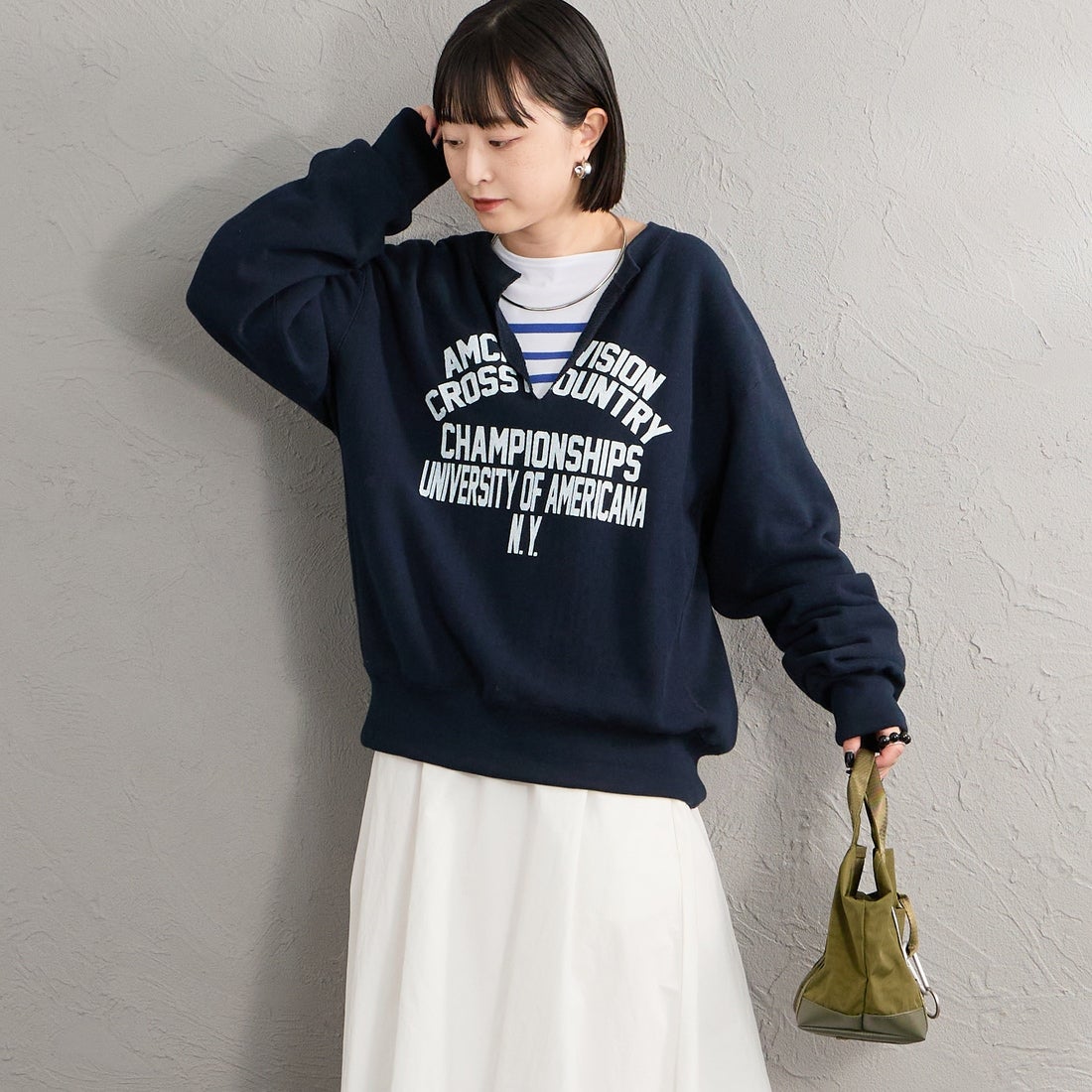 Americana × JEANS FACTORY [アメリカーナ × ジーンズファクトリー] 別注 リメイク風キーネック カレッジロゴスウェット [ASO-898-1-JF] ﾈｲﾋﾞｰ &&モデル身長：150cm 着用サイズ：ONE SIZE&&