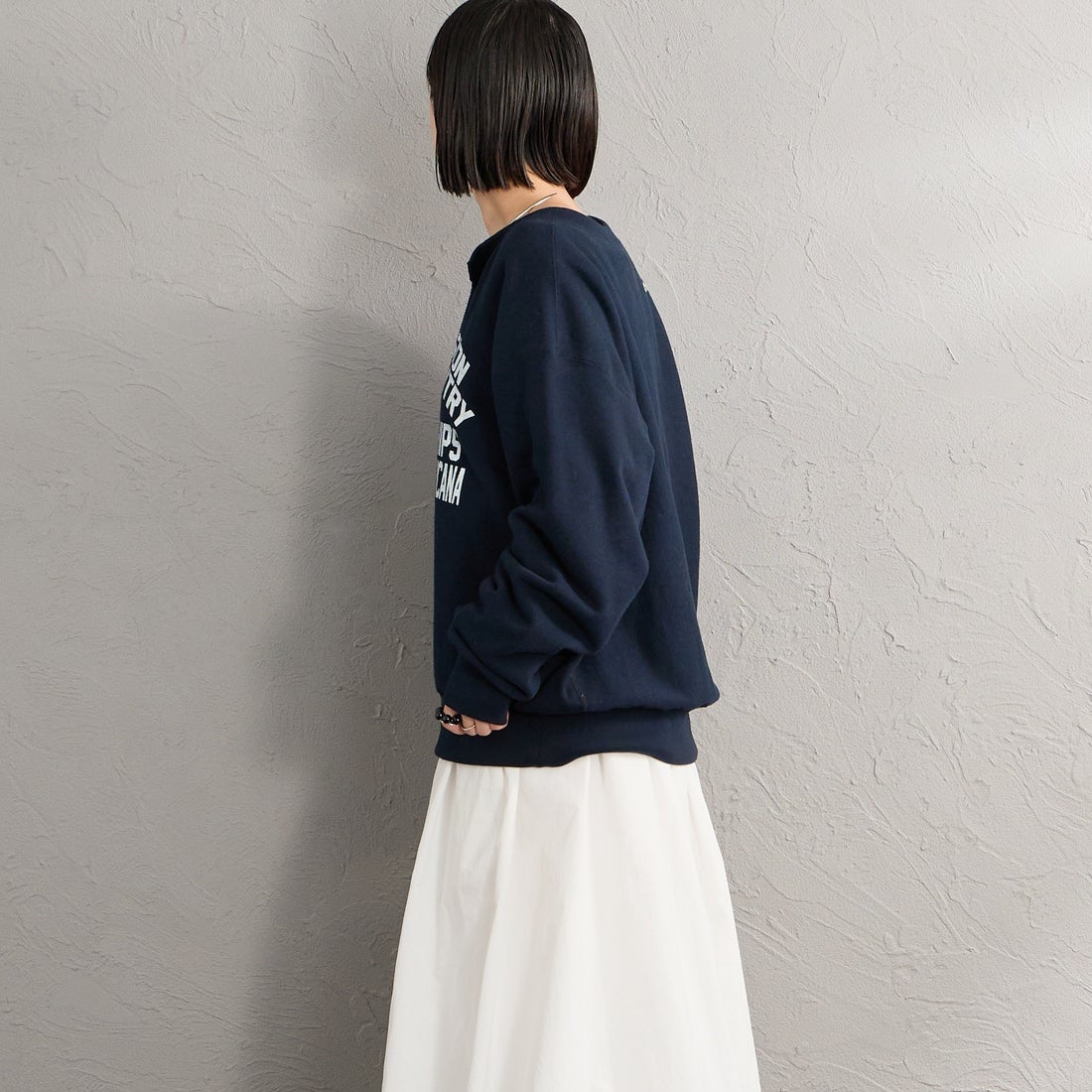 Americana × JEANS FACTORY [アメリカーナ × ジーンズファクトリー] 別注 リメイク風キーネック カレッジロゴスウェット [ASO-898-1-JF] ﾈｲﾋﾞｰ &&モデル身長：150cm 着用サイズ：ONE SIZE&&