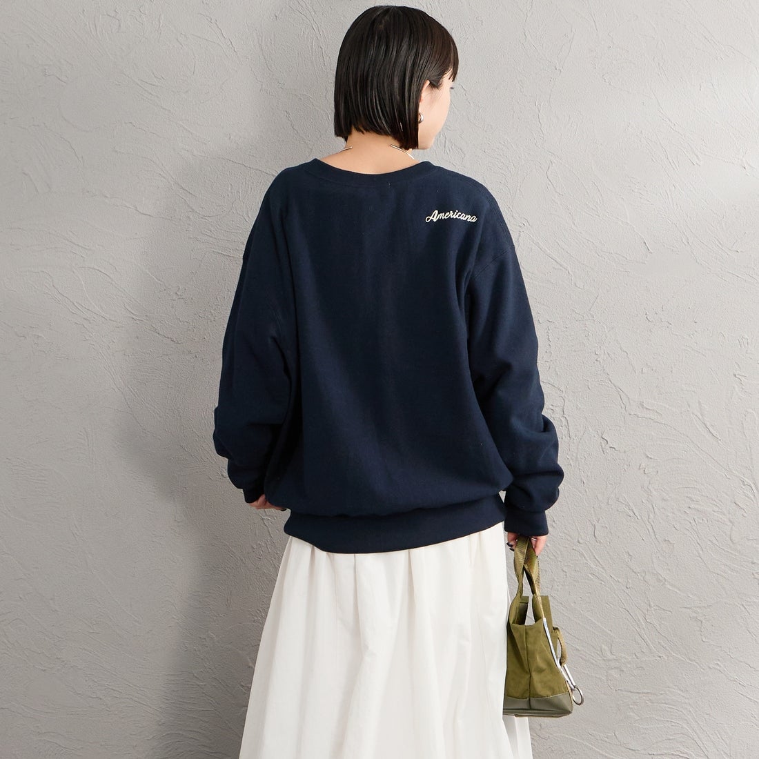 Americana × JEANS FACTORY [アメリカーナ × ジーンズファクトリー] 別注 リメイク風キーネック カレッジロゴスウェット [ASO-898-1-JF] ﾈｲﾋﾞｰ &&モデル身長：150cm 着用サイズ：ONE SIZE&&