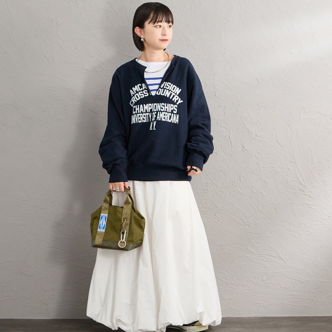 Americana × JEANS FACTORY [アメリカーナ × ジーンズファクトリー] 別注 リメイク風キーネック カレッジロゴスウェット [ASO-898-1-JF] ﾈｲﾋﾞｰ &&モデル身長：150cm 着用サイズ：ONE SIZE&&