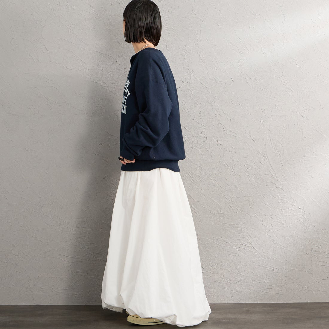 Americana × JEANS FACTORY [アメリカーナ × ジーンズファクトリー] 別注 リメイク風キーネック カレッジロゴスウェット [ASO-898-1-JF] ﾈｲﾋﾞｰ &&モデル身長：150cm 着用サイズ：ONE SIZE&&