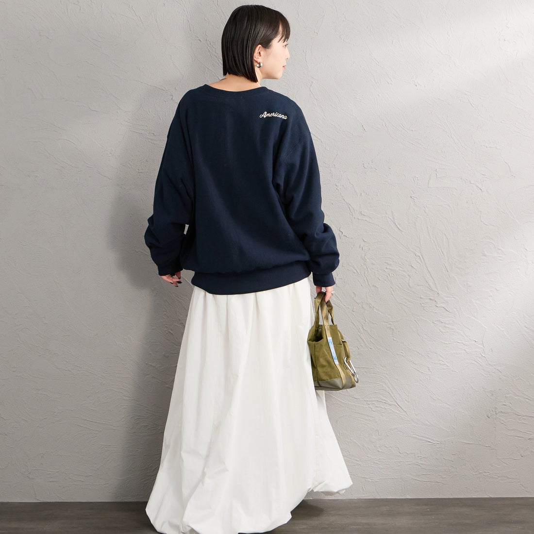 Americana × JEANS FACTORY [アメリカーナ × ジーンズファクトリー] 別注 リメイク風キーネック カレッジロゴスウェット [ASO-898-1-JF] ﾈｲﾋﾞｰ &&モデル身長：150cm 着用サイズ：ONE SIZE&&