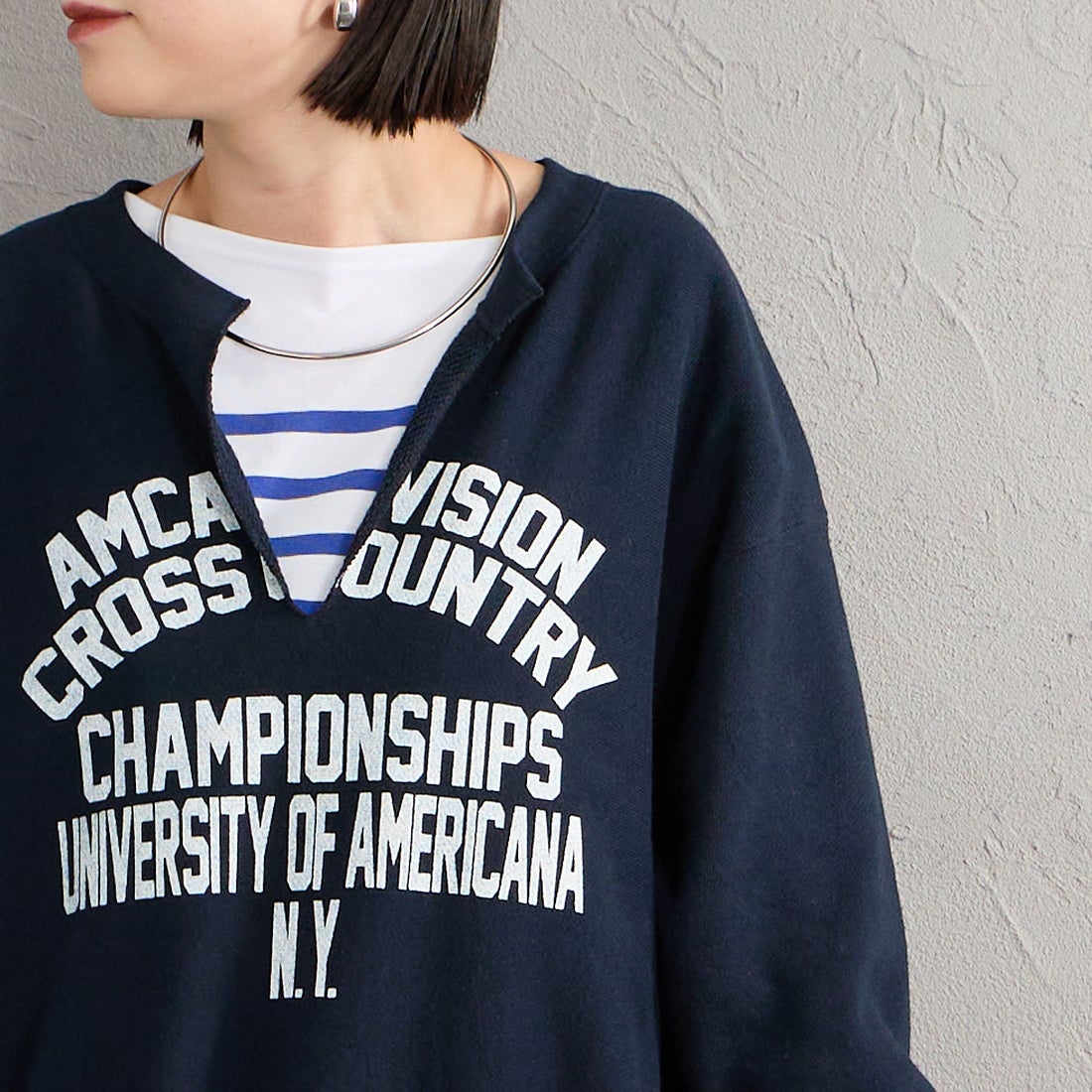 Americana × JEANS FACTORY [アメリカーナ × ジーンズファクトリー] 別注 リメイク風キーネック カレッジロゴスウェット [ASO-898-1-JF] ﾈｲﾋﾞｰ &&モデル身長：150cm 着用サイズ：ONE SIZE&&