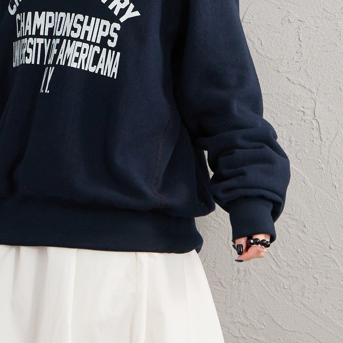 Americana × JEANS FACTORY [アメリカーナ × ジーンズファクトリー] 別注 リメイク風キーネック カレッジロゴスウェット [ASO-898-1-JF] ﾈｲﾋﾞｰ &&モデル身長：150cm 着用サイズ：ONE SIZE&&