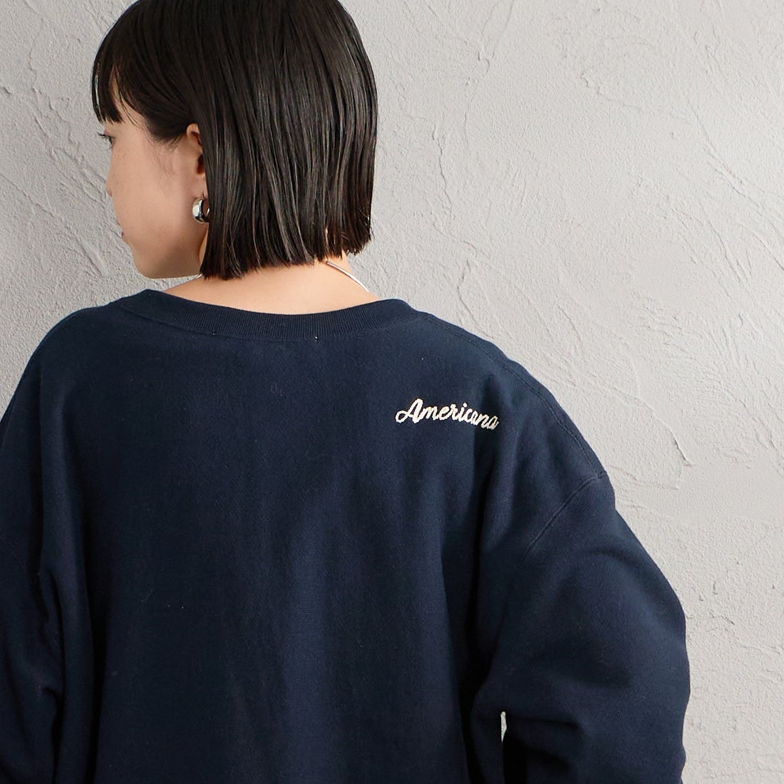 Americana × JEANS FACTORY [アメリカーナ × ジーンズファクトリー] 別注 リメイク風キーネック カレッジロゴスウェット [ASO-898-1-JF] ﾈｲﾋﾞｰ &&モデル身長：150cm 着用サイズ：ONE SIZE&&
