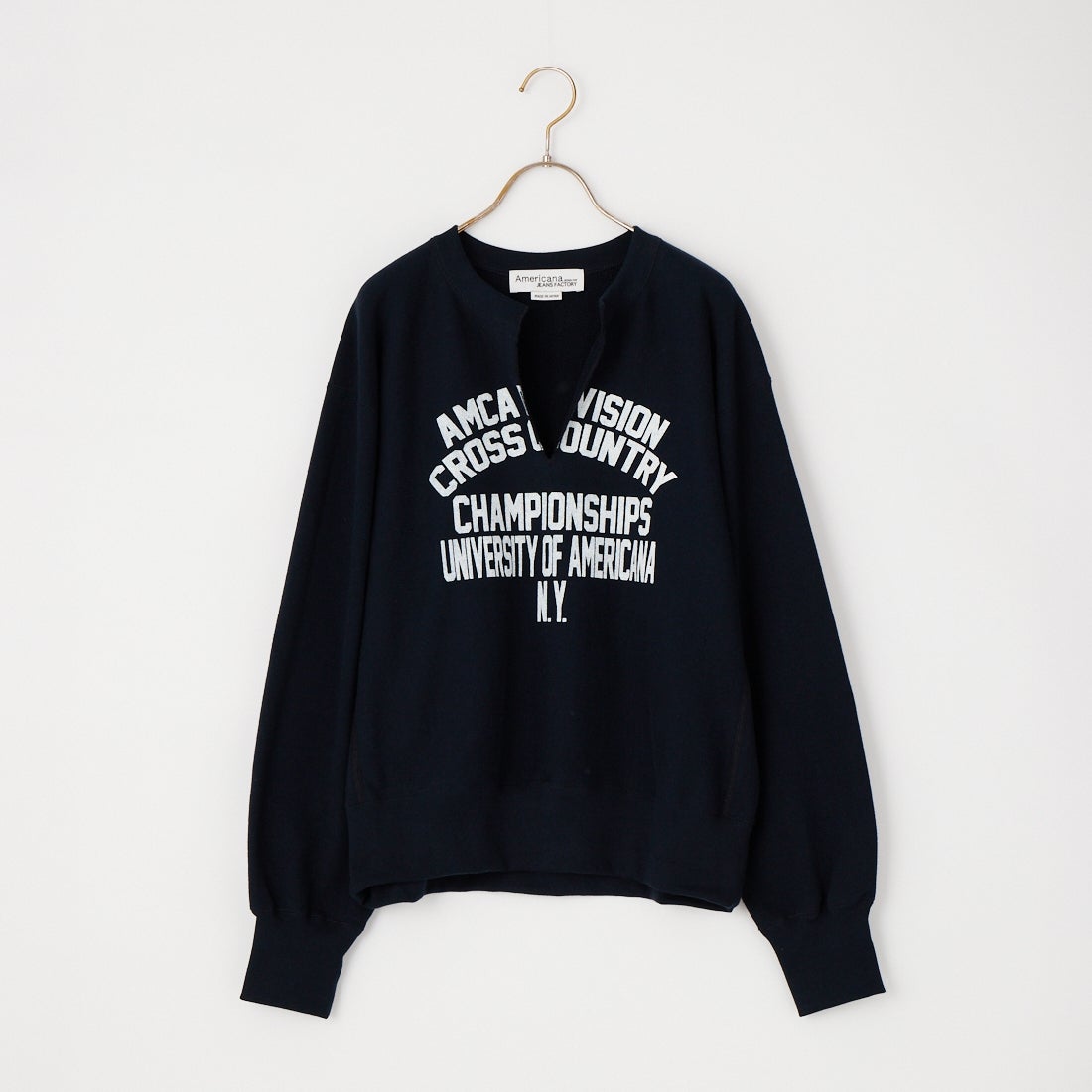 Americana × JEANS FACTORY [アメリカーナ × ジーンズファクトリー] 別注 リメイク風キーネック カレッジロゴスウェット [ASO-898-1-JF] ﾈｲﾋﾞｰ