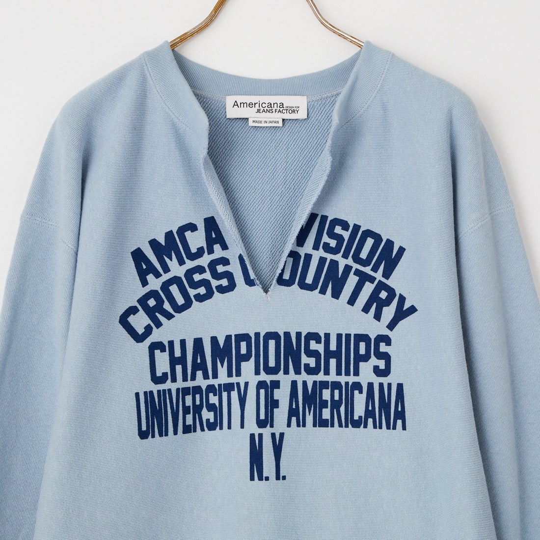 Americana × JEANS FACTORY [アメリカーナ × ジーンズファクトリー] 別注 リメイク風キーネック カレッジロゴスウェット [ASO-898-1-JF] ﾌﾞﾙｰｸﾞﾚｰ